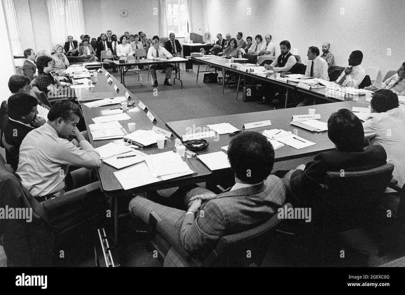 Austin Texas USA, vers 1993: Les membres du ministère de la Santé du Texas écoutent le témoignage d'un expert de l'industrie lors d'une audience publique concernant l'abus de solvants, l'abus de drogues et la colle de produits commerciaux. ©Bob Daemmrich Banque D'Images