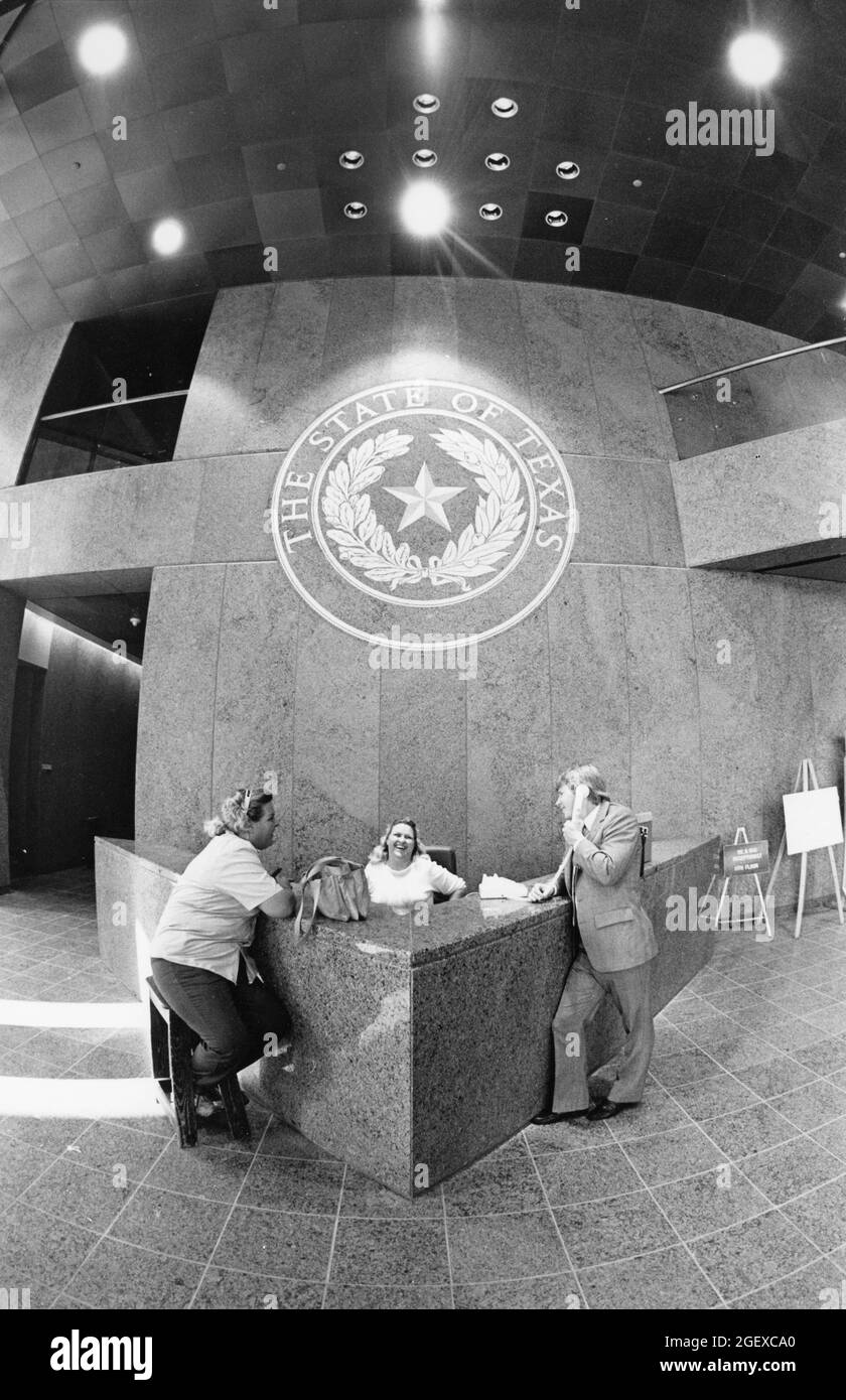 Austin Texas USA, vers 1993: Les employés de l'État du Texas à la réception dans le hall de l'édifice William B. Travis à la 17e et au Congrès. Banque D'Images