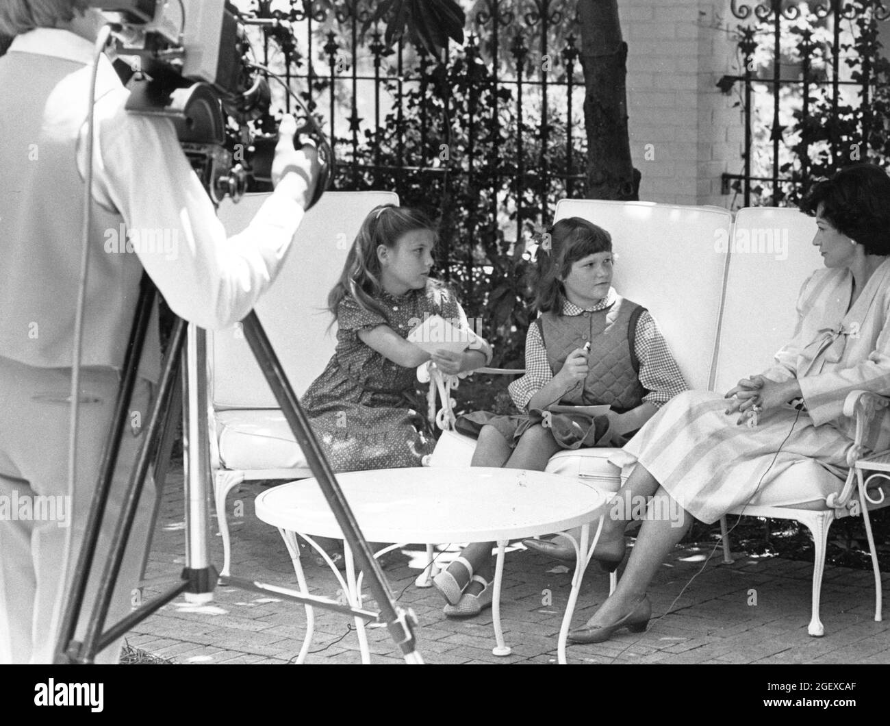 Austin Texas USA, 1986: Des filles d'âge élémentaire interview la première dame du Texas Linda Gale White sur le terrain de la résidence du gouverneur dans le cadre d'un succès pour la programmation de télévision de jeunesse. ©Bob Daemmrich Banque D'Images