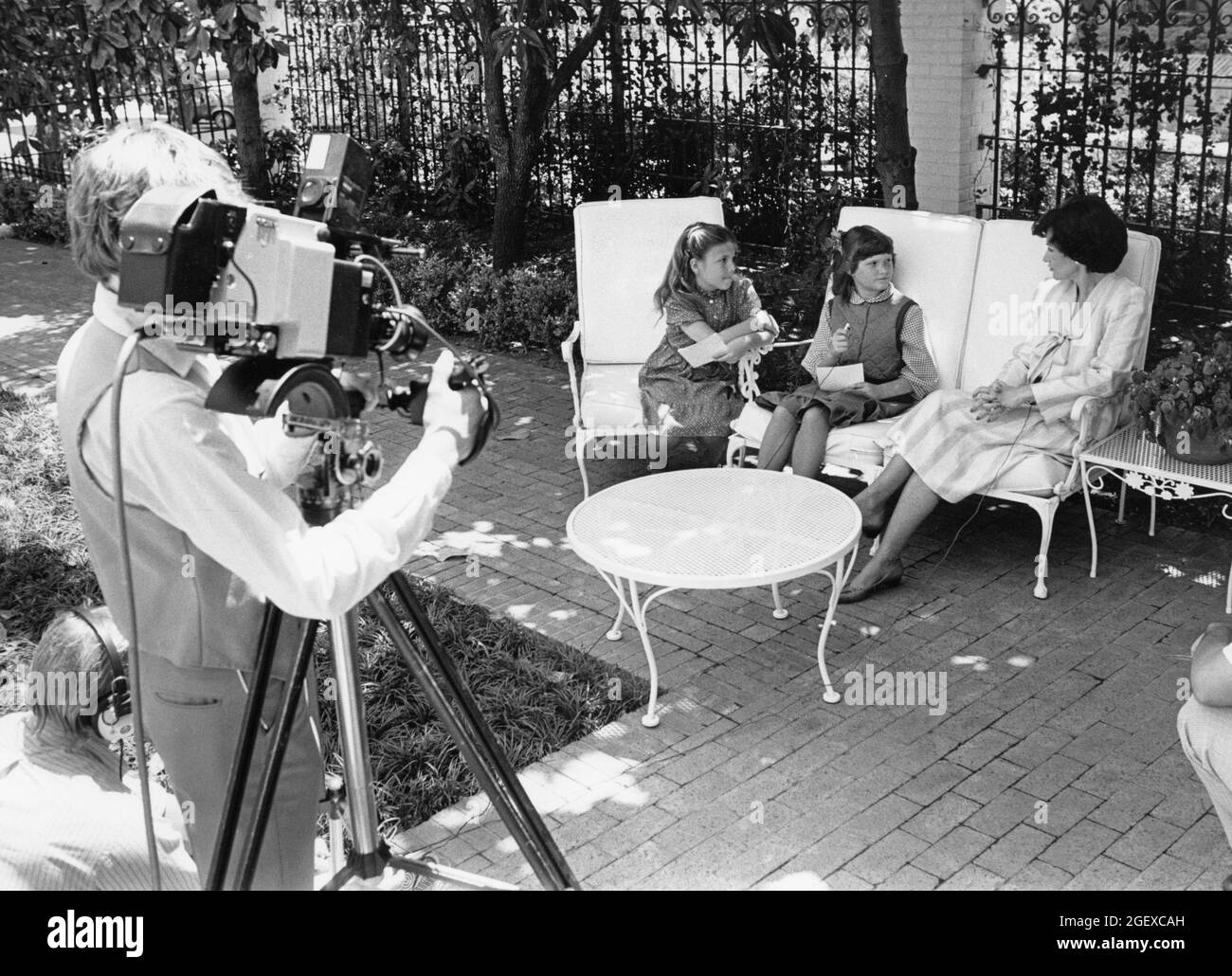 Austin Texas USA, 1986: Des filles d'âge élémentaire interview la première dame du Texas Linda Gale White sur le terrain de la résidence du gouverneur dans le cadre d'un succès pour la programmation de télévision de jeunesse. ©Bob Daemmrich Banque D'Images