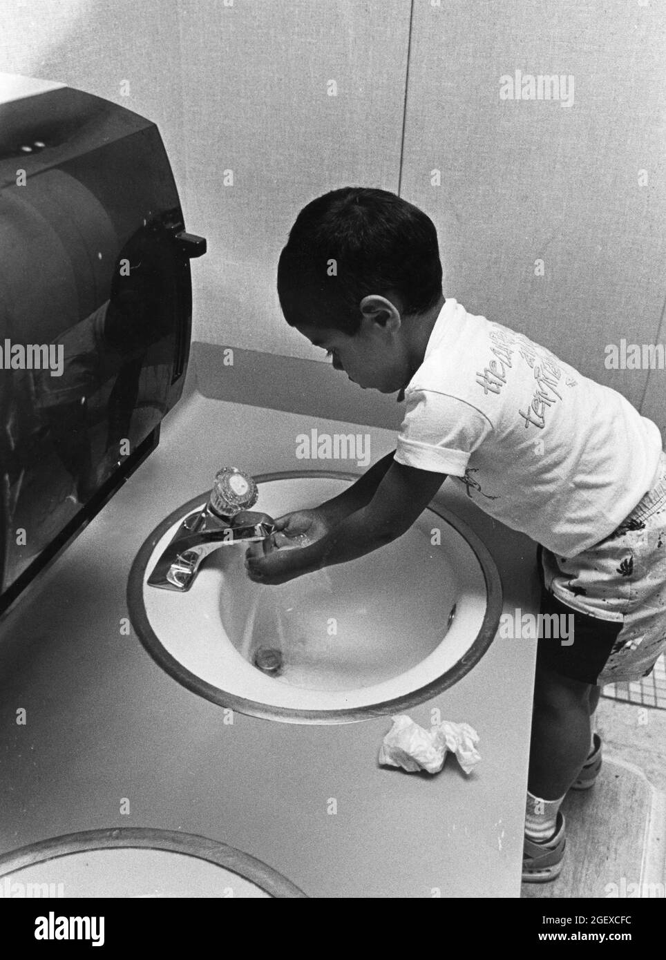 Austin Texas USA, vers 1999: L'enfant d'âge préscolaire apprend de bonnes habitudes de salle de bains et d'hygiène dans un centre de garderie privé. ©Bob Daemmrich Banque D'Images