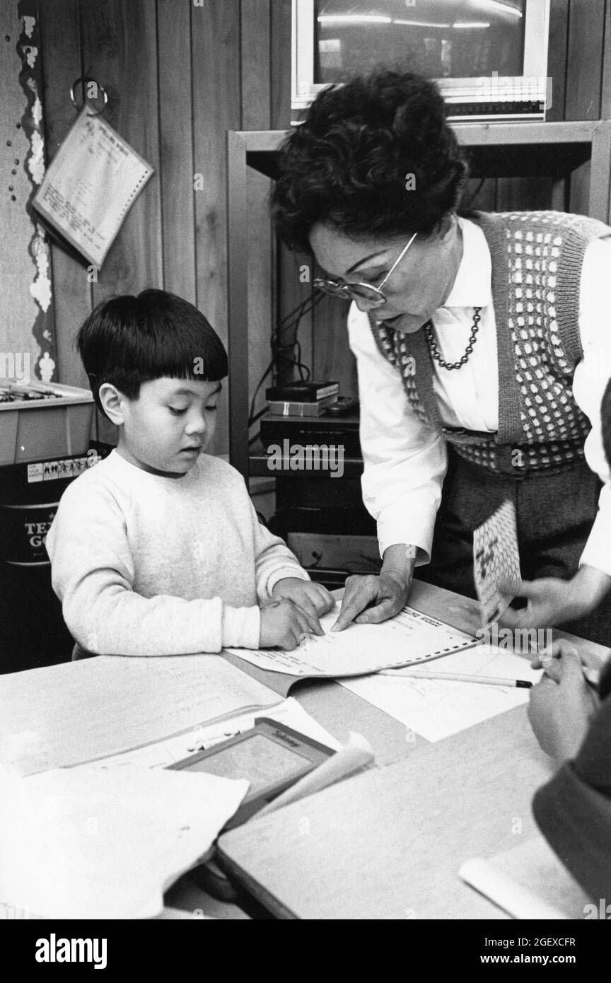 Austin Texas USA, 1993: Un professeur vietnamien-américain travaille avec de jeunes étudiants vietnamiens-américains en classe bilingue pour les 2e à 5e année à l'école élémentaire de Walnut Creek. DOSSIER EP-0388 ©Bob Daemmrich Banque D'Images Austin Texas USA, 1993: Un professeur vietnamien-américain travaille avec de jeunes étudiants vietnamiens-américains en classe bilingue pour les 2e à 5e année à l'école élémentaire de Walnut Creek. DOSSIER EP-0388 ©Bob Daemmrich Banque D'Images
