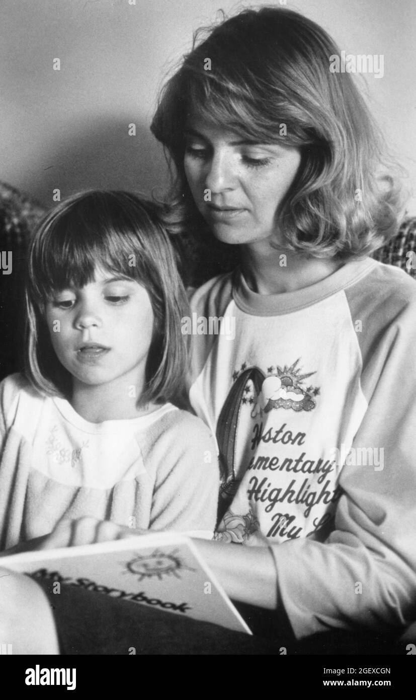 Austin Texas USA, vers 1990: L'enseignant élémentaire va à la maison de l'étudiant et travaille sur des problèmes qui prennent plus de temps que la salle de classe peut permettre. ©Bob Daemmrich Banque D'Images Austin Texas USA, vers 1990: L'enseignant élémentaire va à la maison de l'étudiant et travaille sur des problèmes qui prennent plus de temps que la salle de classe peut permettre. ©Bob Daemmrich Banque D'Images
