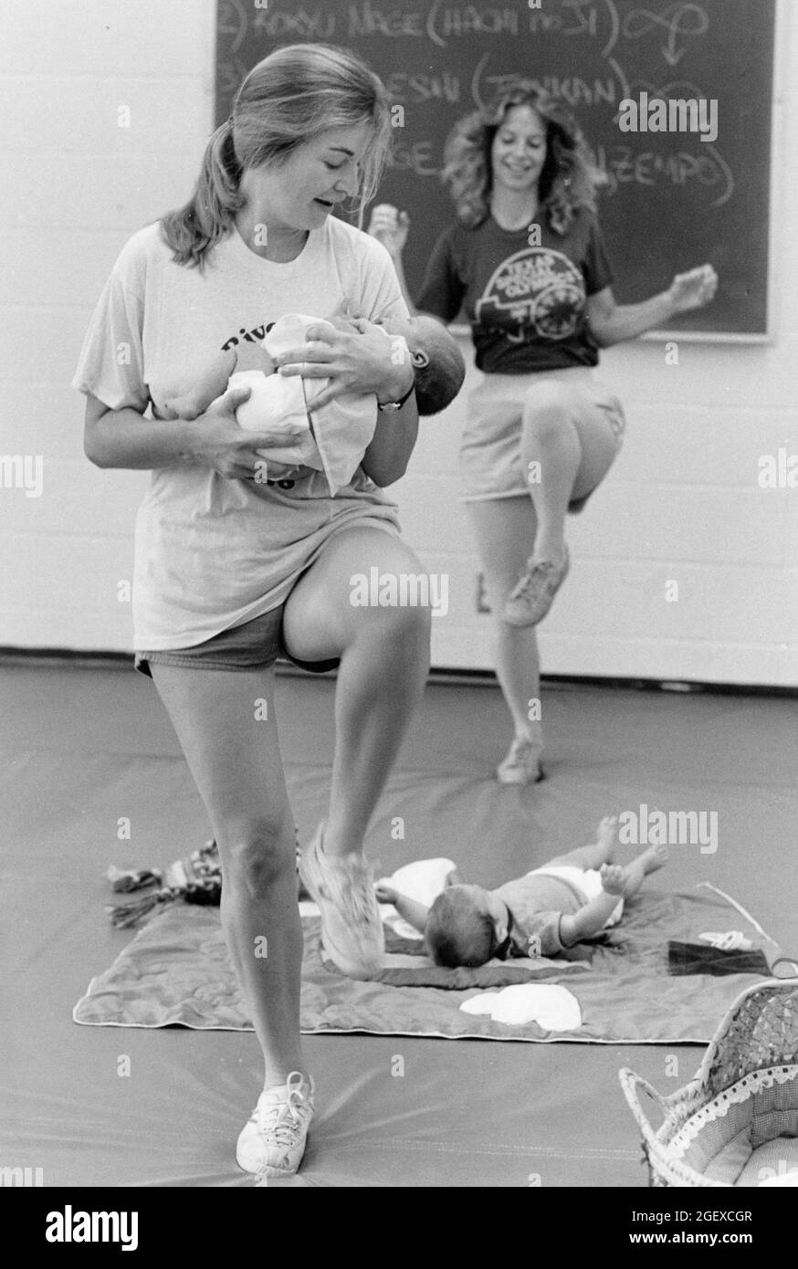 Austin Texas USA, vers 1991: Les nouvelles mères avec leurs enfants s'entraîner pendant une classe d'exercice post-partum. ©Bob Daemmrich Banque D'Images