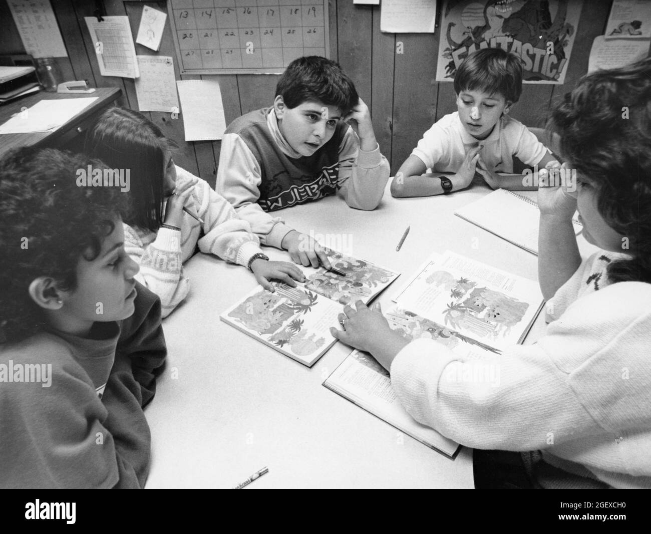 Austin Texas USA, vers 1992: Professeur d'école primaire travaillant avec des élèves de l'anglais langue seconde (ESL) dans une classe publique d'école primaire. ©Bob Daemmrich Banque D'Images