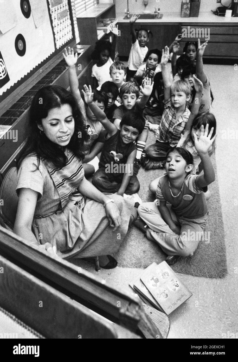 Austin, Texas, États-Unis, circa1991: Étudiants hispaniques de première année qui apprennent l'anglais comme langue seconde à l'école élémentaire Sanchez. ©Bob Daemmrich Banque D'Images