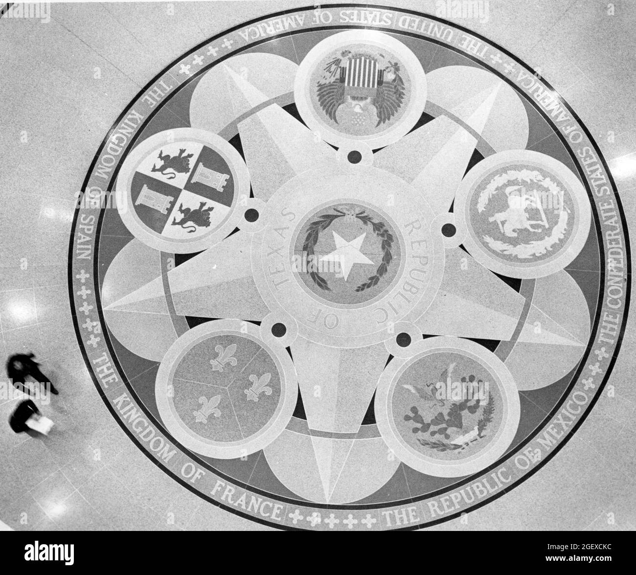 Austin Texas USA, vers 1993: Intérieur du capitole du Texas montrant la mosaïque de terrazzo dans la rotonde. La mosaïque présente les sceaux des six nations souveraines qui ont gouverné l'État : l'Espagne, la France, le Mexique, la République du Texas, les États confédérés d'Amérique et les États-Unis d'Amérique. ©Bob Daemmrich Banque D'Images