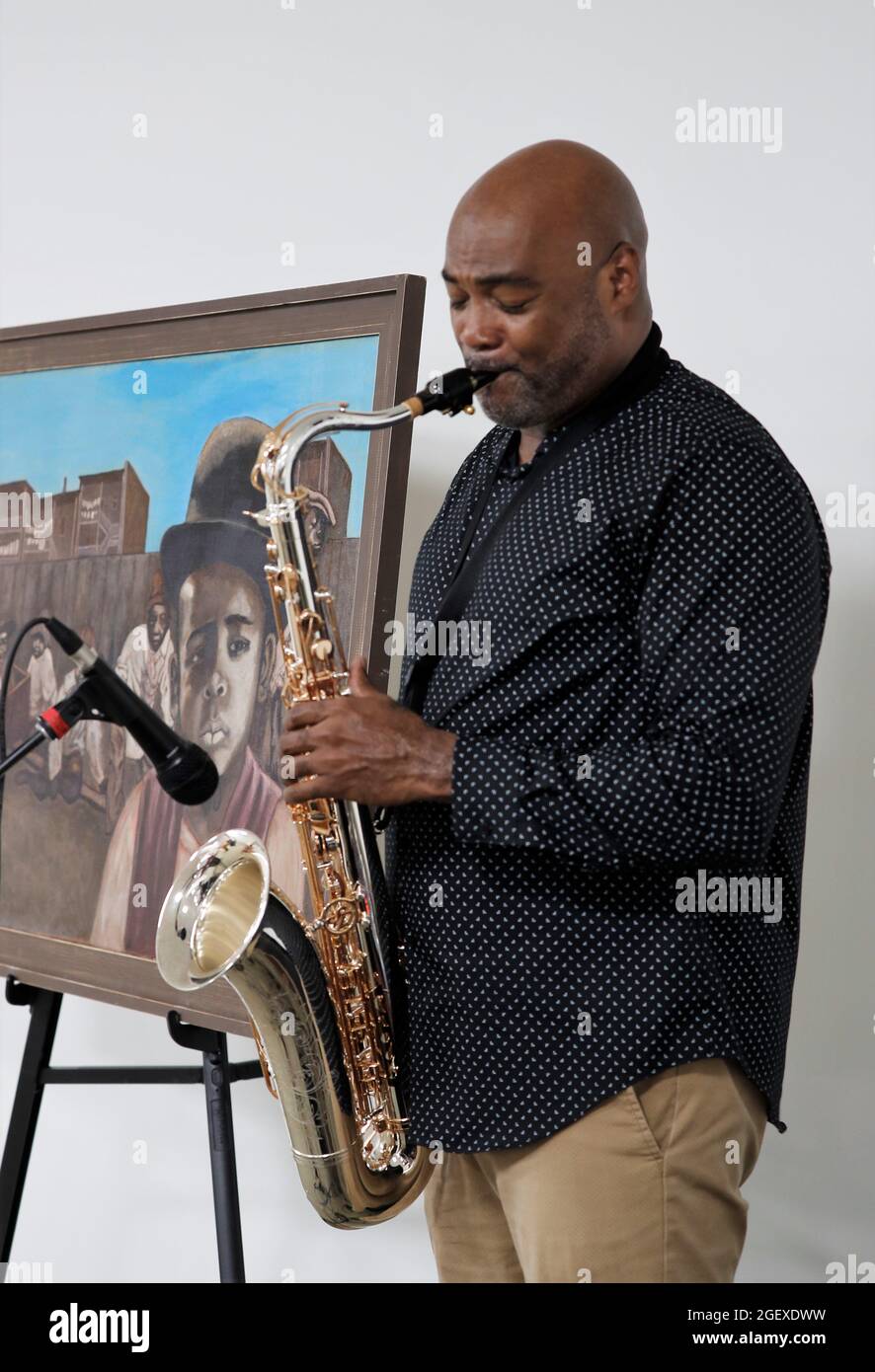 Milwaukee, Wisconsin, États-Unis. 21 août 2021. Le saxophoniste MARCUS ADAMS divertit les visiteurs qui visitent le nouveau centre de musique et d'arts. Les visiteurs assistent à l'inauguration de l'Institut pour la préservation de la musique et des arts afro-américains (IPAMA) au 3200 W. Hampton Avenue à Milwaukee, Wisconsin, le samedi 21 août 2021. L'IPAMA a pour but de préserver l'histoire des contributions artistiques afro-américaines dans les arts de la scène et les arts visuels (Credit image: © Pat A. Robinson/ZUMA Press Wire) Banque D'Images