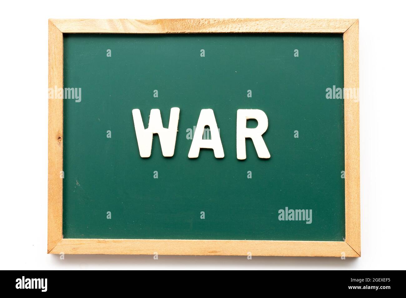 Lettre de l'alphabet dans le mot guerre en tableau noir sur fond blanc Banque D'Images