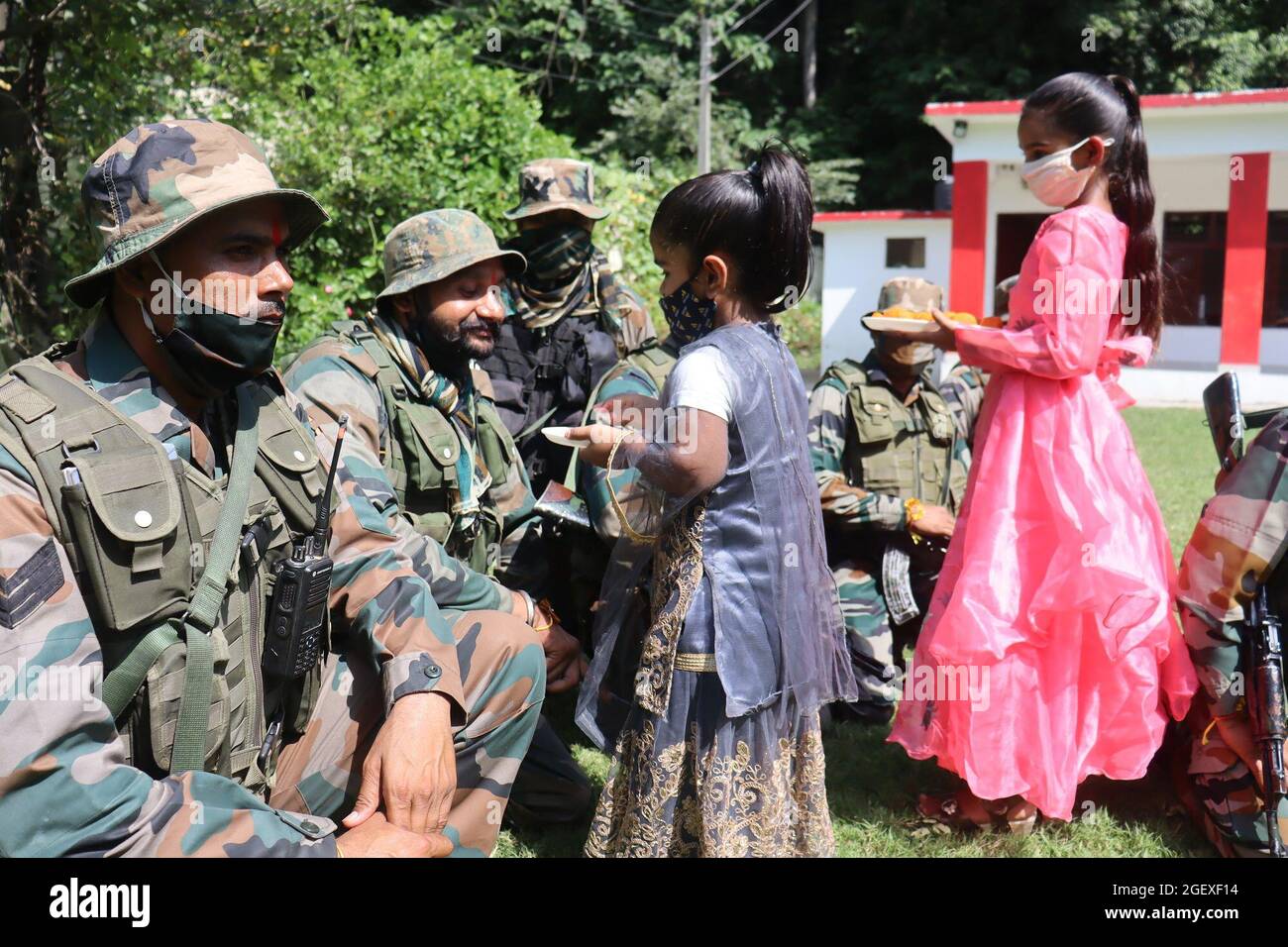 21 août 2021, Poonch, Jammu-et-Cachemire, Inde: Des filles musulmanes indiennes lient 'rakhi' (fil sacré) aux poignets des jawans de l'armée indienne (soldats) à Poonch, à environ 250 km de Jammu, pendant le festival hindou de 'Raksha Bandhan'. Le festival célèbre les liens éternels entre les sœurs et les frères, symbolisés par le rakhisr que les sœurs nouent autour des poignets de leurs frères. (Image de crédit : © Nazim Ali KhanZUMA Press Wire) Banque D'Images