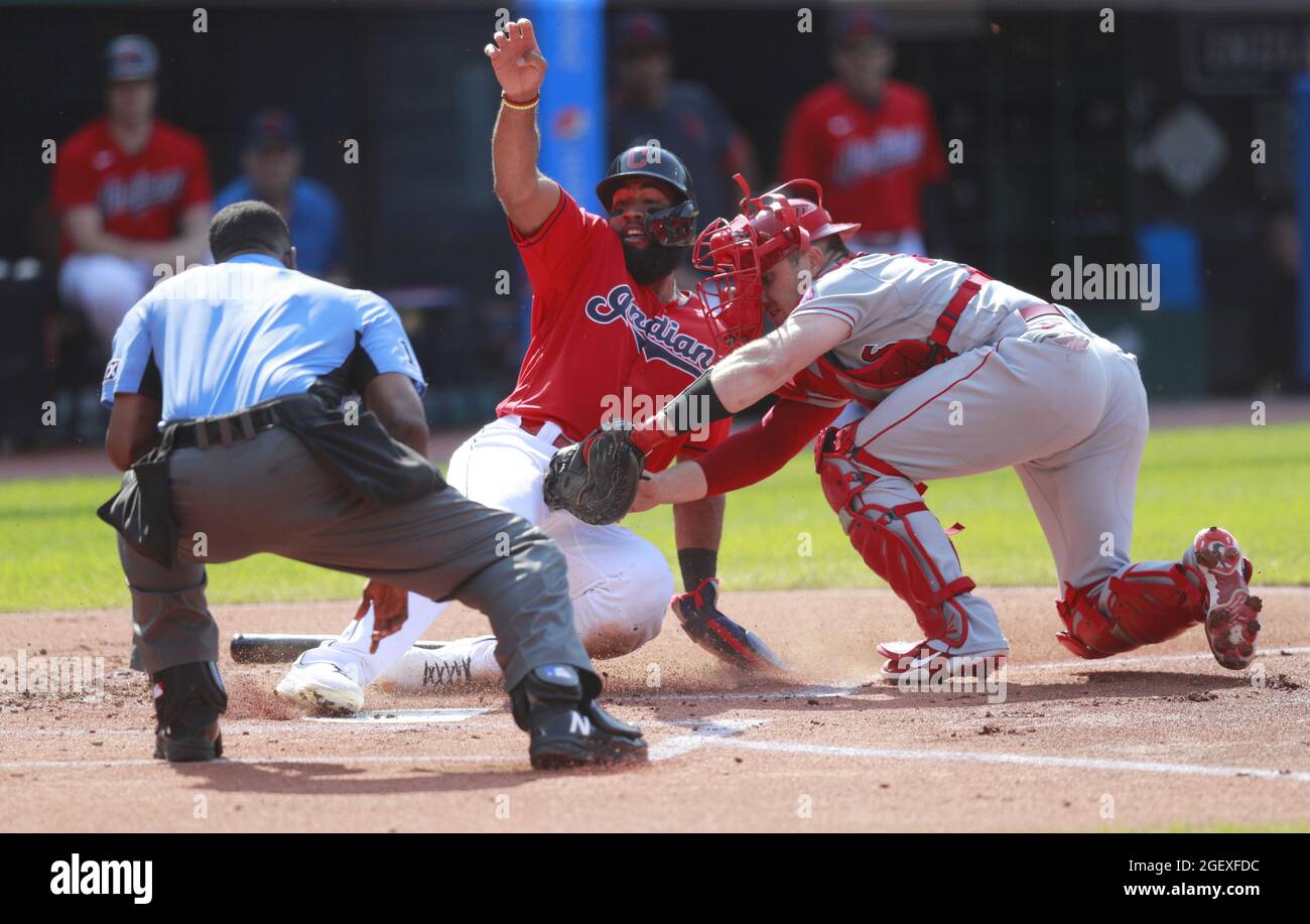 Cleveland, États-Unis. 21 août 2021. Cleveland Indians Amed Rosario (1) est étiqueté par Los Angeles Angels Max Stassi (33) dans le premier repas au progressive Field à Cleveland, Ohio, le samedi 21 août 2021. Photo par Aaron Josefczyk/UPI crédit: UPI/Alay Live News Banque D'Images