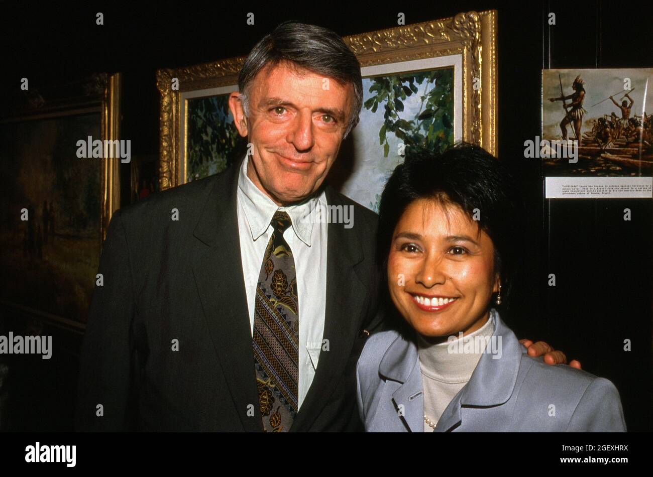 John Astin et Valerie Ann Sandobal lors du dévoilement d'Eva Gabor
