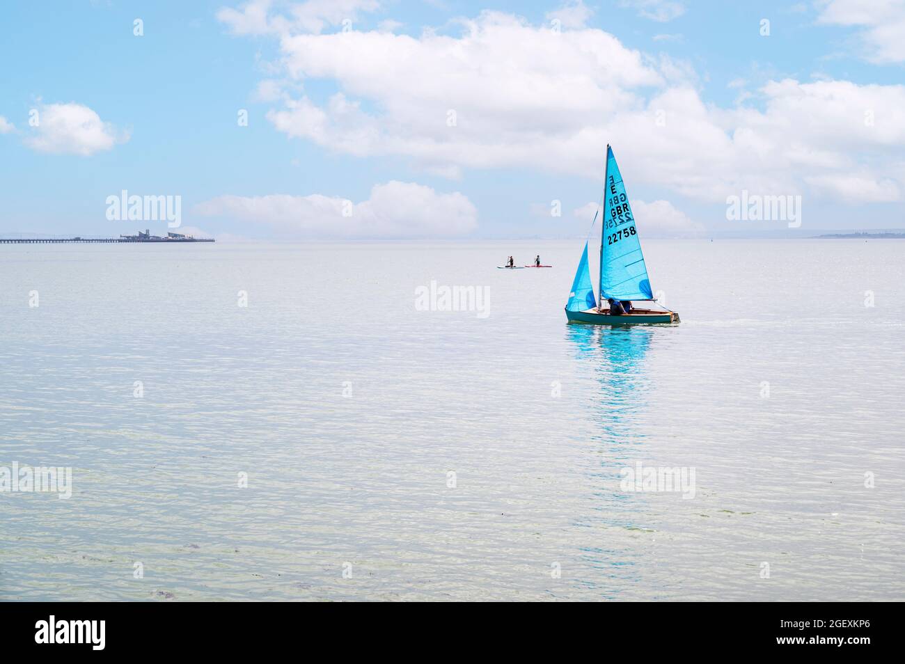 Voile et planche à voile, le long du front de mer à Southend on Sea, Essex, Royaume-Uni, Banque D'Images