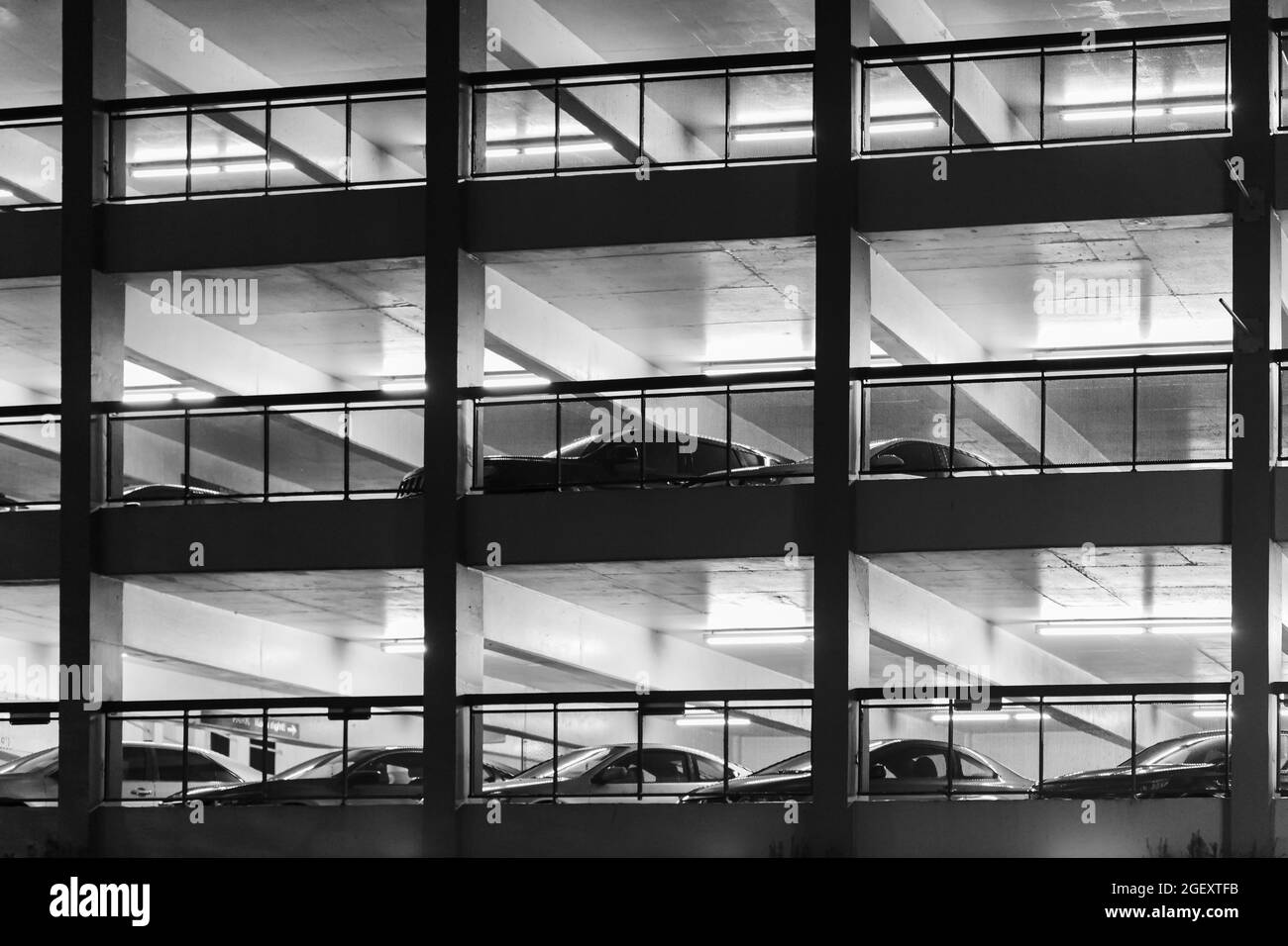 Un parking sur plusieurs niveaux la nuit. Vue sur la rue en noir et blanc. Banque D'Images
