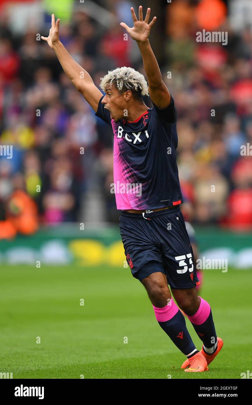 STOKE ON TRENT, ROYAUME-UNI. 21 AOÛT Lyle Taylor de Nottingham Forest gestes pour un ballon lors du match de championnat Sky Bet entre Stoke City et Nottingham Forest au stade Bet365, Stoke-on-Trent, le samedi 21 août 2021. (Credit: Jon Hobley | MI News) Credit: MI News & Sport /Alay Live News Banque D'Images