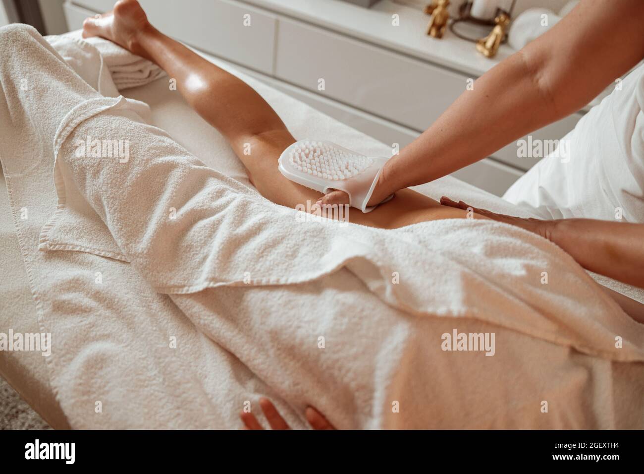 Jeune femme ayant un massage des jambes dans le salon de spa Banque D'Images
