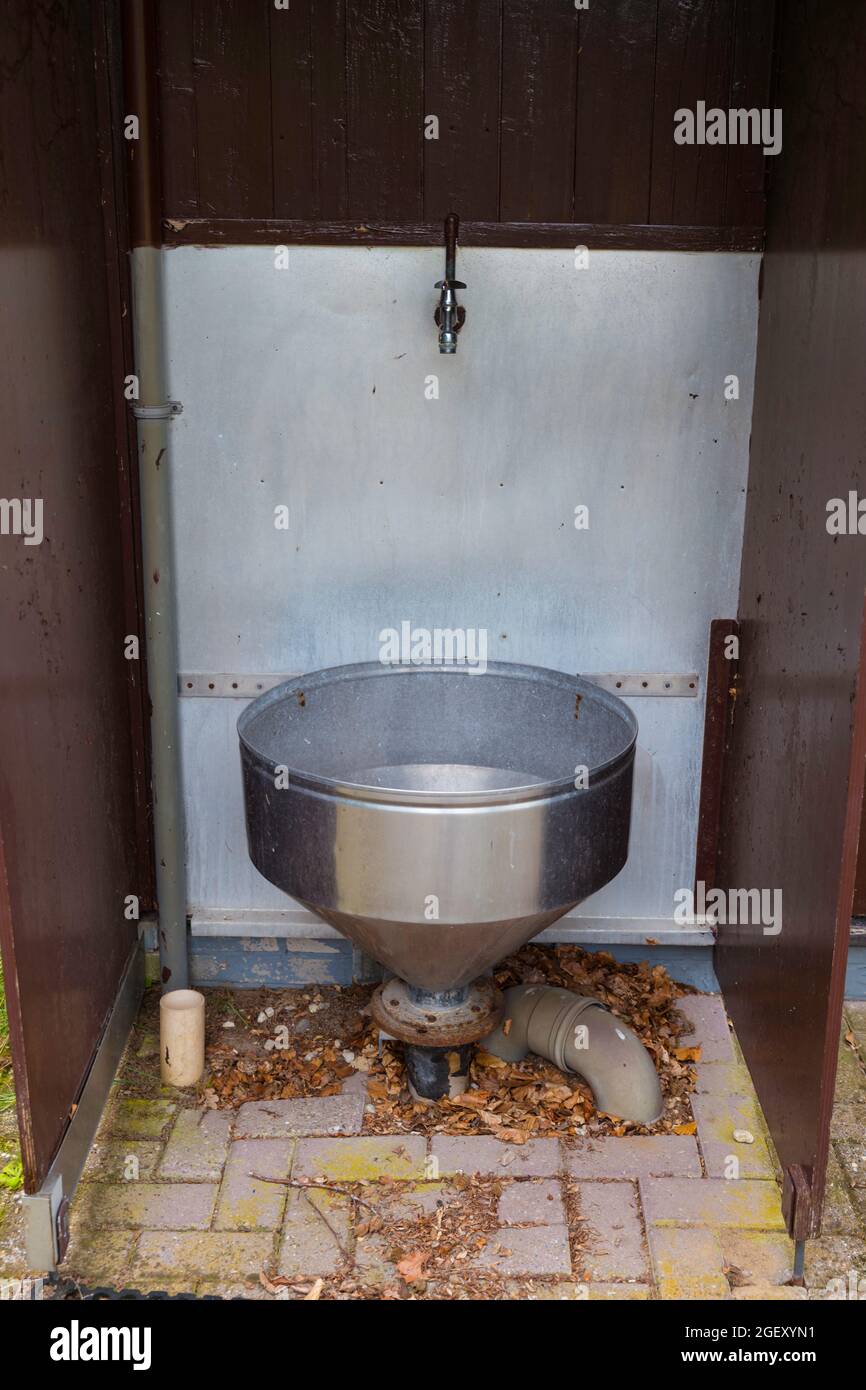 vieux lavabo pour l'eau sale sur le camping Banque D'Images