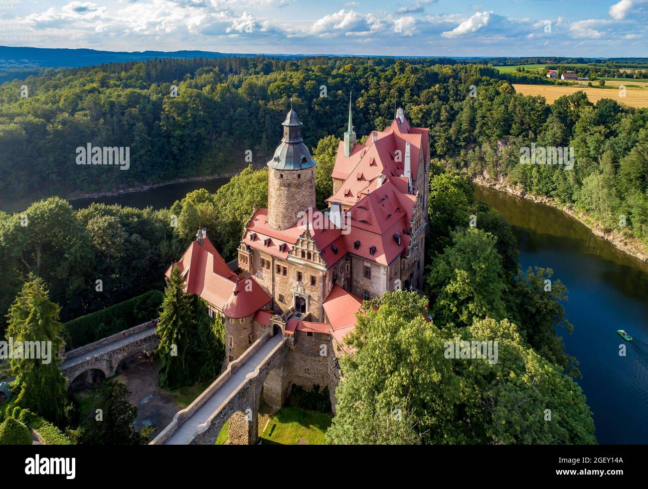 Château médiéval de Czocha (Tzchocha) en Basse-Silésie en Pologne. Construit au XIIIe siècle (le principal) avec de nombreux ajouts ultérieurs. Vue aérienne en été W Banque D'Images