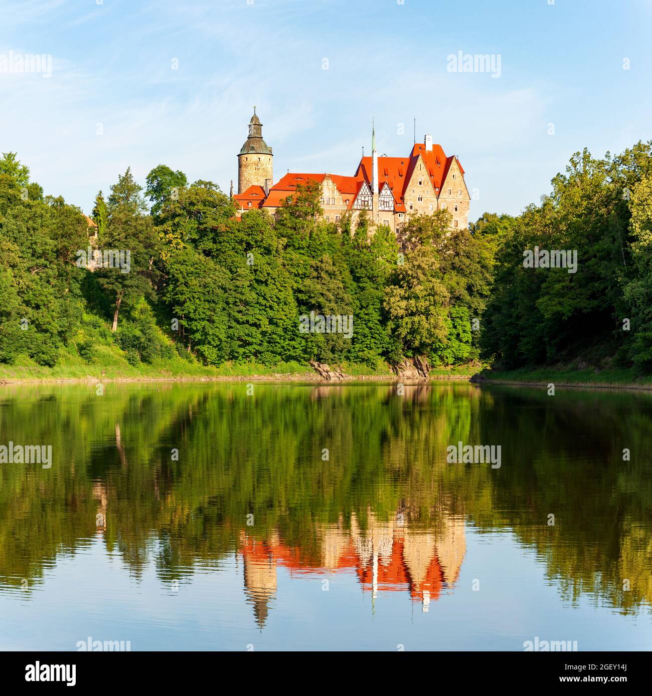 Château médiéval de Czocha (Tzchocha) en Basse-Silésie en Pologne et son reflet de l'eau dans la rivière Kwisa. Construit au XIIIe siècle (le principal) avec beaucoup Banque D'Images