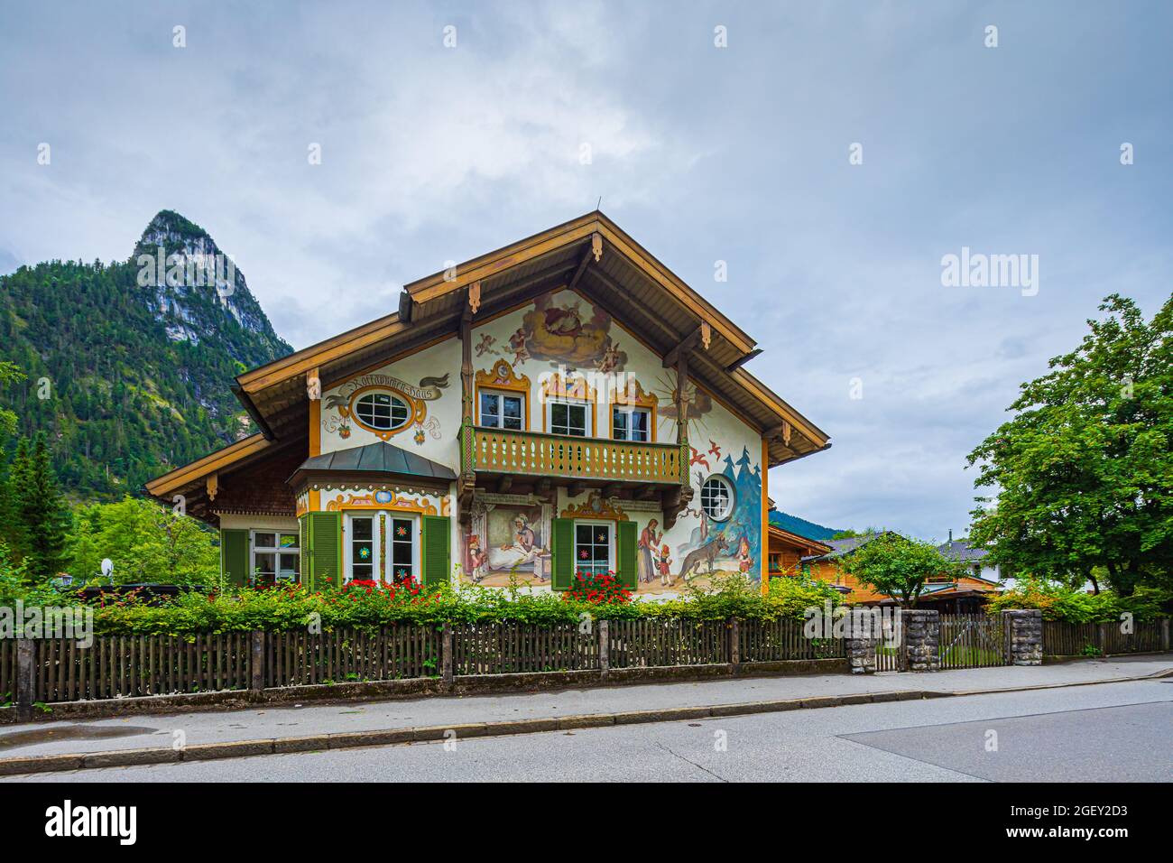 Oberammergau est une commune allemande, située dans l'arrondissement de Garmisch-Partenkirchen, en Bavière. La petite ville sur la rivière Ammer est connue pour son bois Banque D'Images