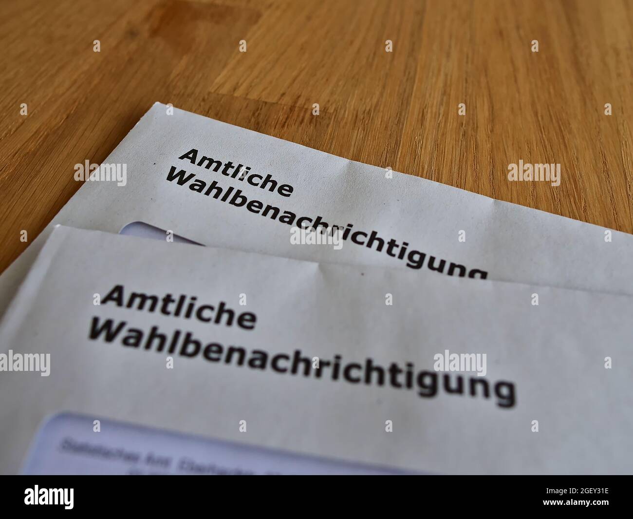 Deux lettres avec des cartes de vote officielles (en allemand sur enveloppe: 'Amtliche Wahlbenachrichtigung') pour les élections législatives en Allemagne en 2021. Banque D'Images