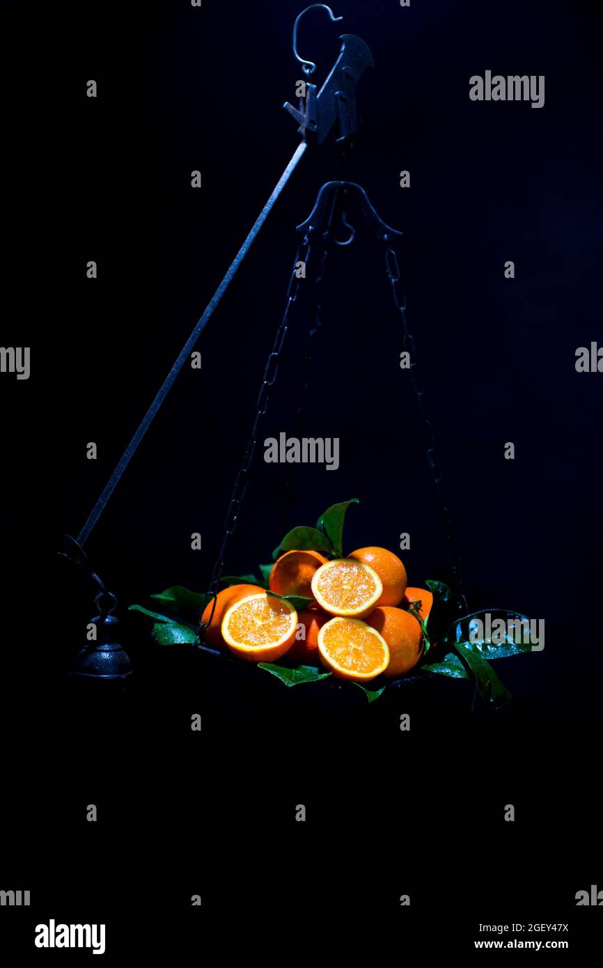 Balance pour peser un kilo d'oranges fait typique de la Sicile région Italie Banque D'Images