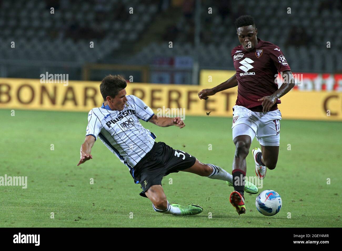 Wilfred Singo (Torino FC) vs Matteo Pessina (Atalanta BC) pendant Torino FC vs Atalanta BC, football italien Serie A match à Turin, Italie, août 21 2021 Banque D'Images