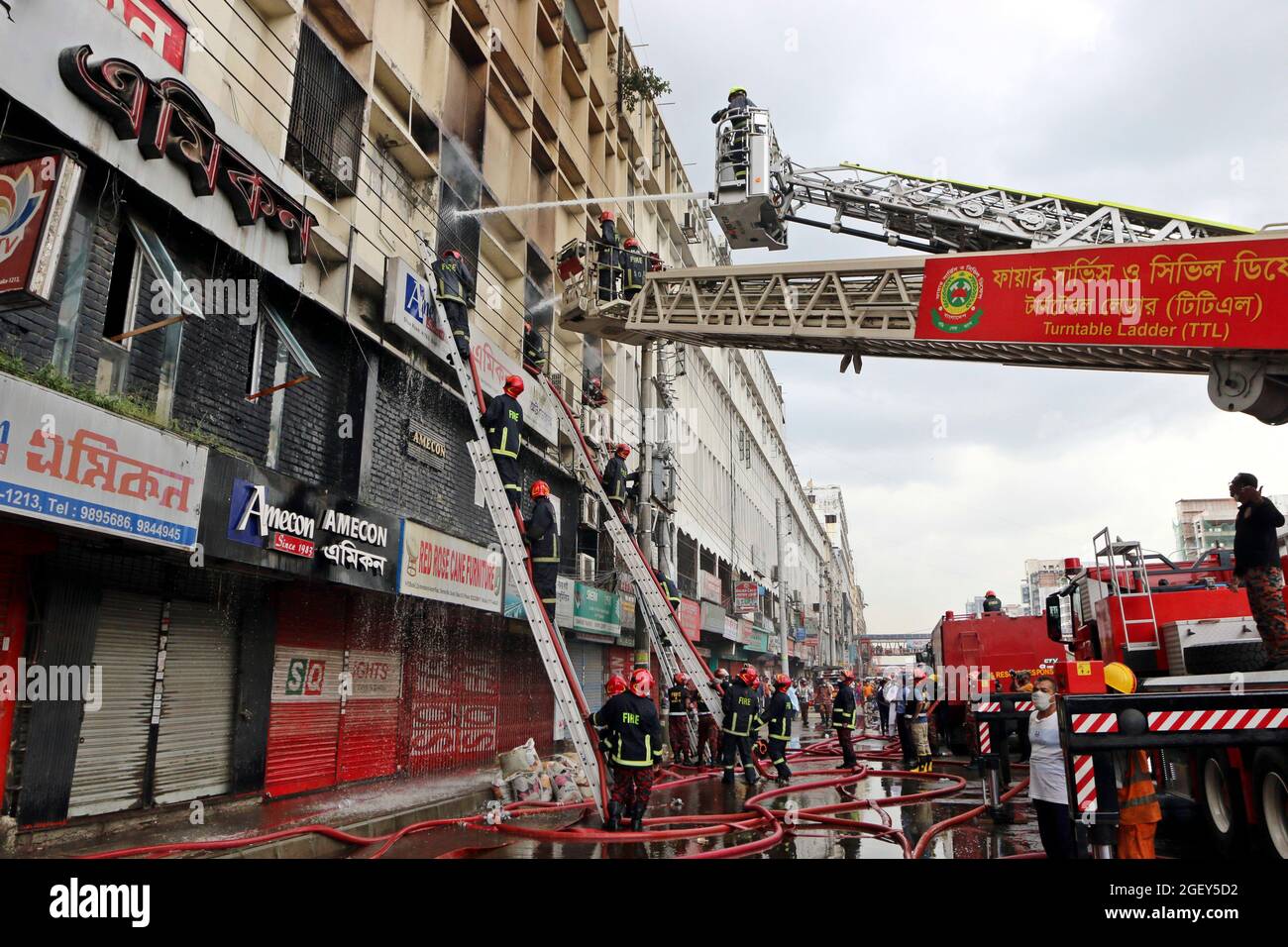 Dhaka, Bangladesh. 21 août 2021. DHAKA, BANGLADESH - AOÛT 21 : la société des pompiers éteint les points chauds un incendie qui a brûlé l'intérieur du troisième étage du bâtiment Banani, un bâtiment de six étages situé à Banani, à Dhaka. Le 21 août 2021 à Dhaka, au Bangladesh. Crédit: Habibur Rahman/Eyepix Group/The photo Access crédit: The photo Access/Alamy Live News Banque D'Images