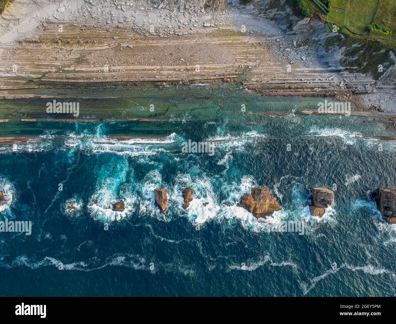 Vue spectaculaire de Playa de la Arnia, côte rocheuse à Santander, Cantabrie, Espagne Banque D'Images