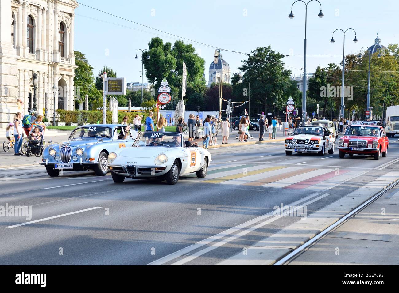 Vienne. Autriche. Les Journées classiques de Vienne 21.-22. Août 2021. Le musée de l'automobile roulant au centre de Vienne. Probablement Alfa Romeo Spider Duetto 1966, Jaguar S-Type 3.4 1965 et Mercedes Benz 230 1975 devant Banque D'Images