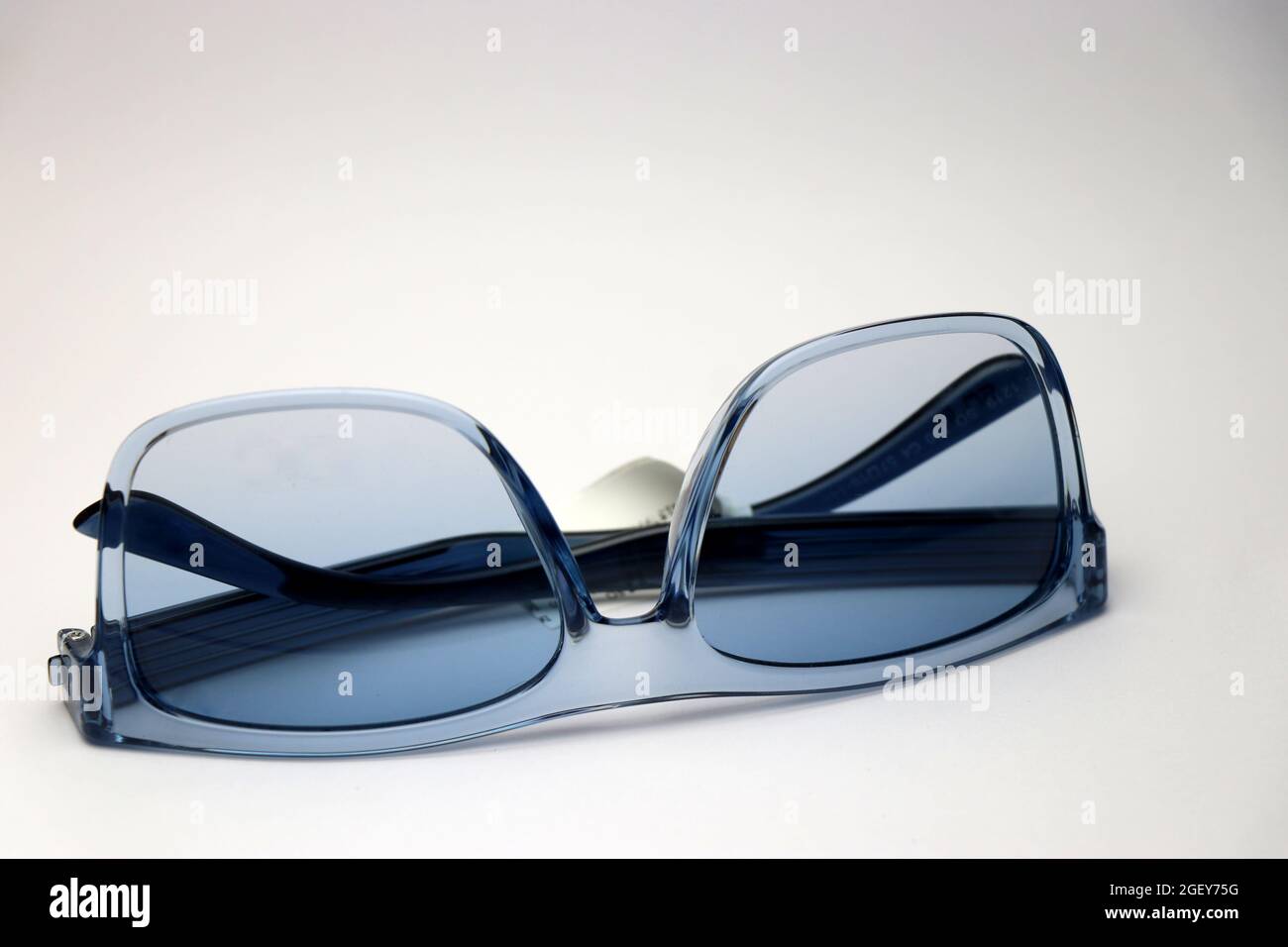 Lunettes d'été isolées sur fond blanc. Verres bleu turquoise ou verre froid pour l'été Banque D'Images