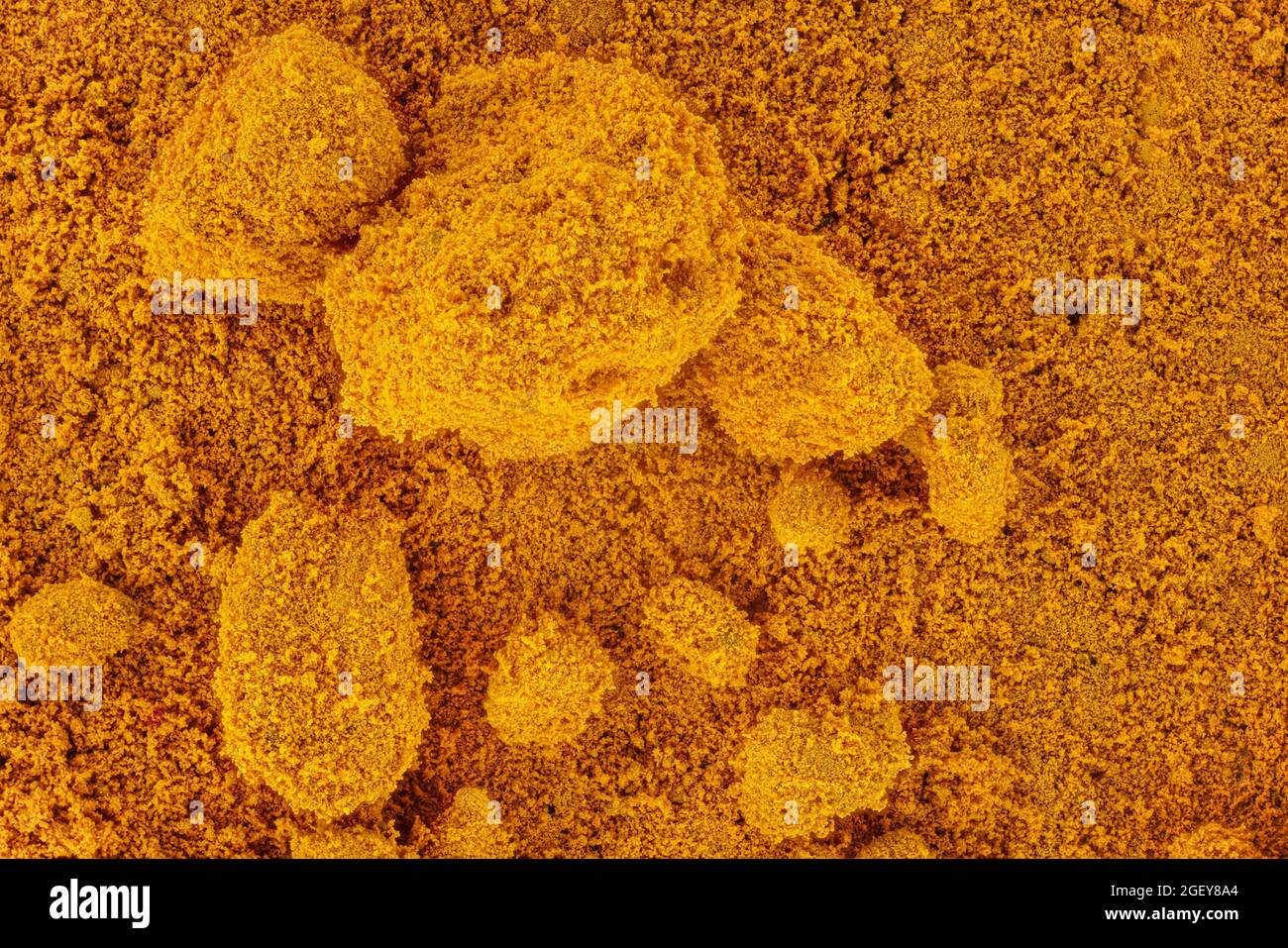 Poudre fine - composé organique jaune de méthyle - sous microscope, largeur d'image 9 mm. Résumé de la science. Banque D'Images