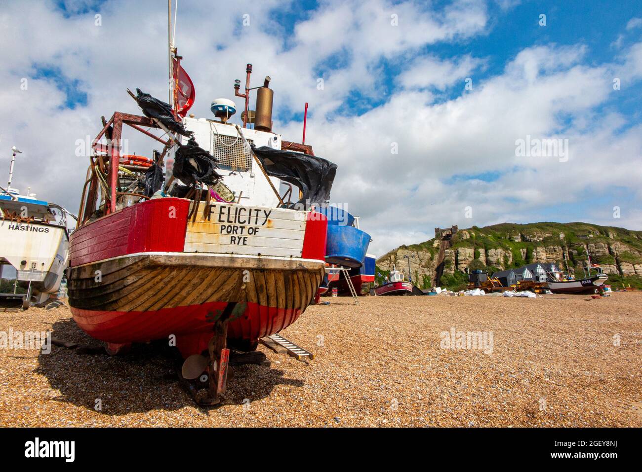 Bateaux de pêche sur la plage de galets de Hastings Banque D'Images