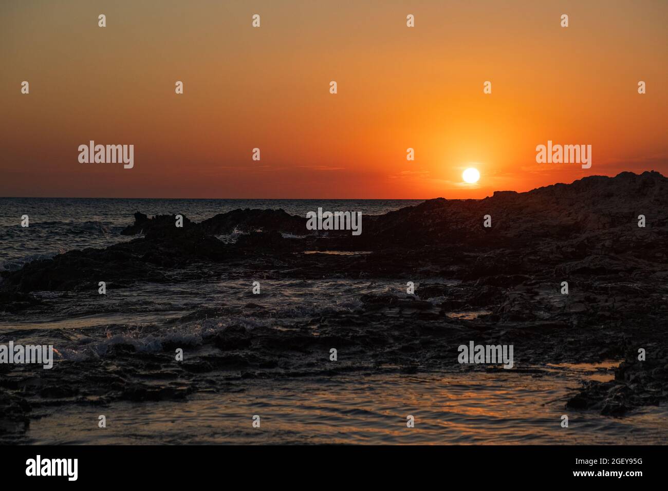 Coucher de soleil sur l'horizon de la mer Adriatique, ciel rouge coloré, île de Dugi Otok, Croatie Banque D'Images
