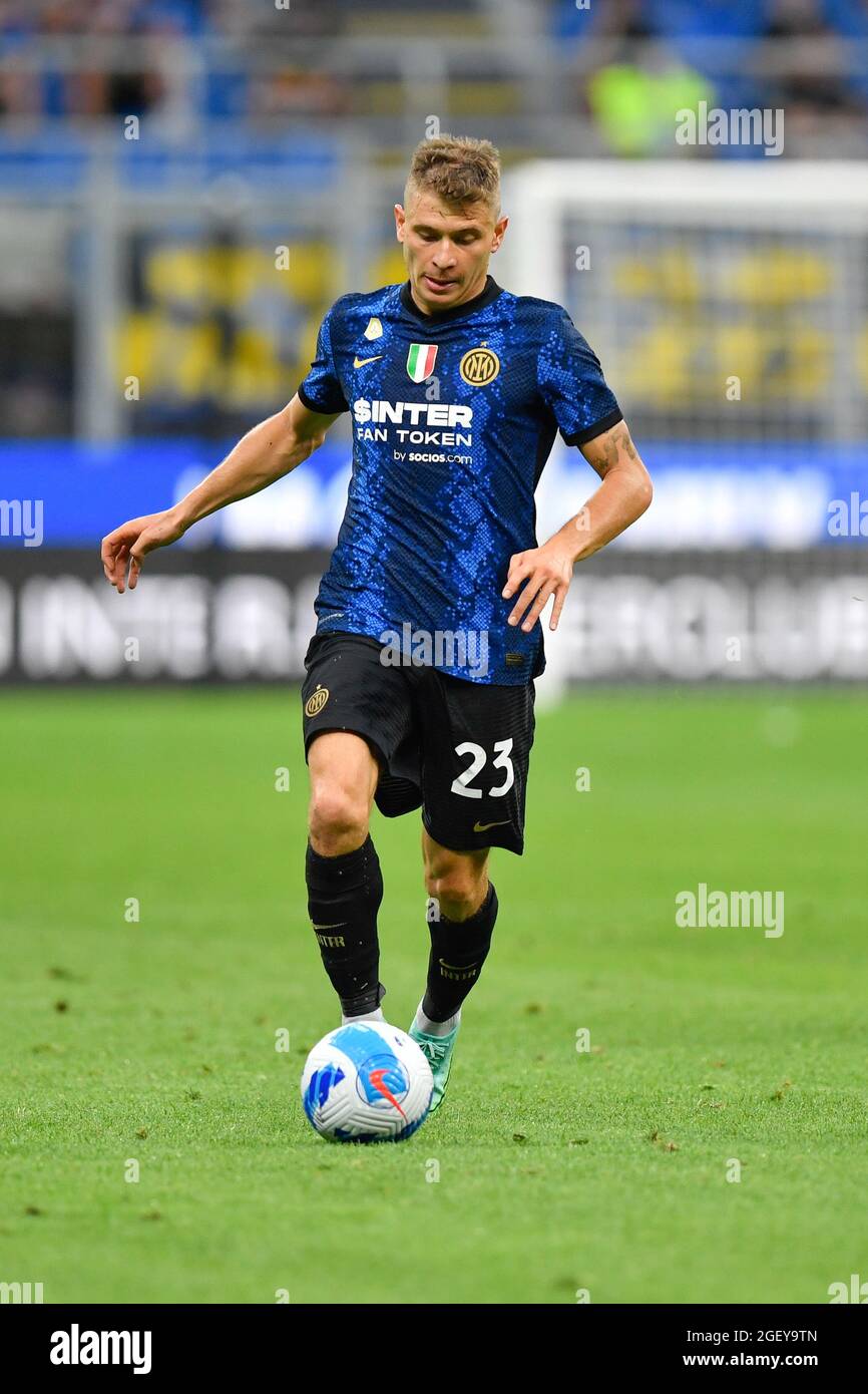 Milan, Italie. 21 août 2021. Nicolo Barella (23) d'Inter vu pendant la série UN match entre Inter et Gênes à Giuseppe Meazza à Milan. (Crédit photo : Gonzales photo/Alamy Live News Banque D'Images