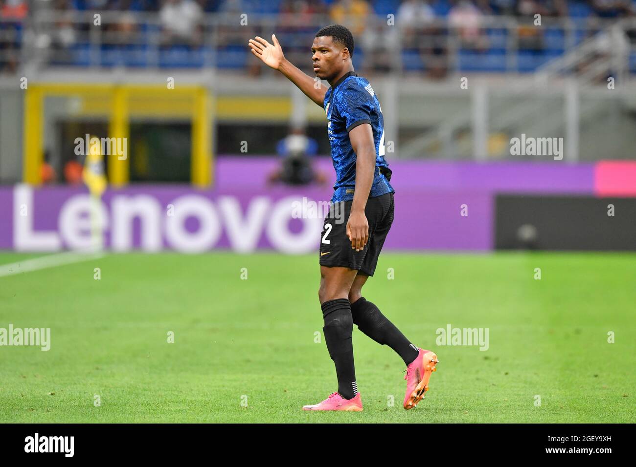 Milan, Italie. 21 août 2021. Denzel Dumfries (2) d'Inter vu pendant la série UN match entre Inter et Gênes à Giuseppe Meazza à Milan. (Crédit photo : Gonzales photo/Alamy Live News Banque D'Images