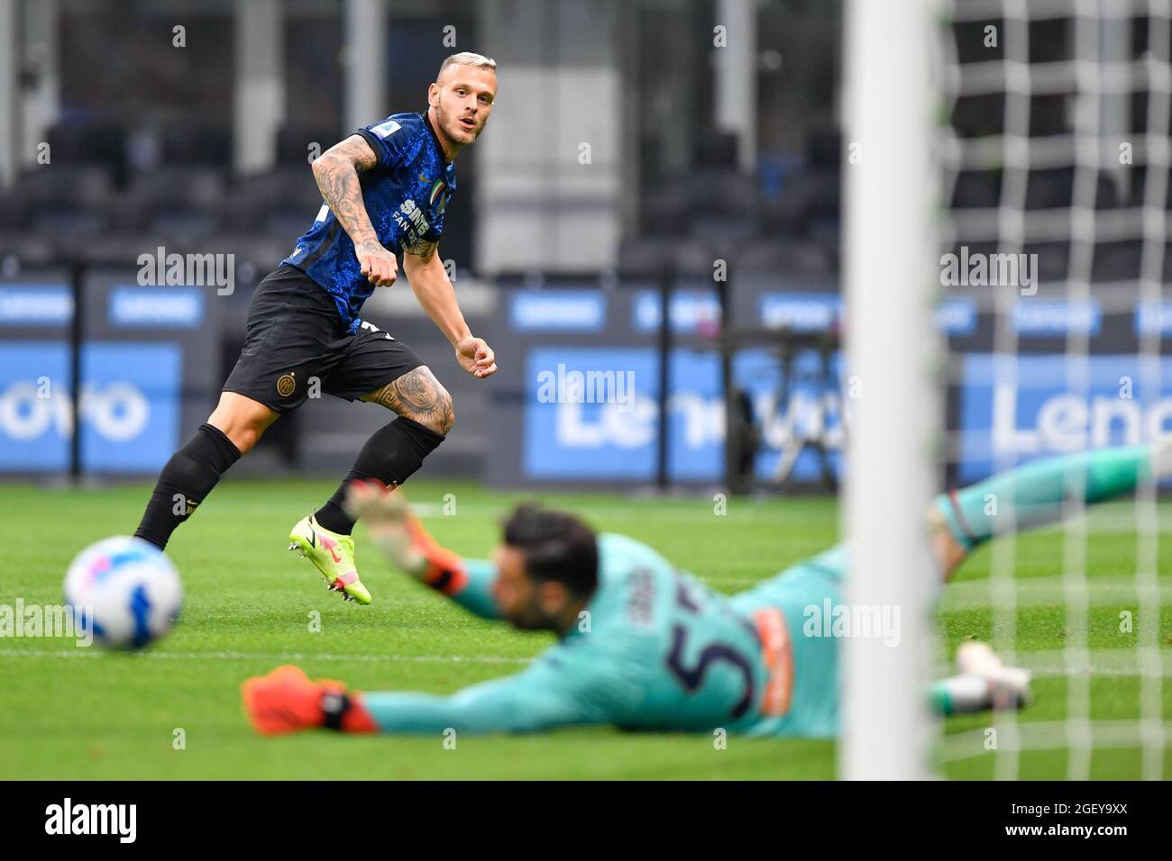 Milan, Italie. 21 août 2021. Federico DiMarco (32) d'Inter vu pendant la série UN match entre Inter et Gênes à Giuseppe Meazza à Milan. (Crédit photo : Gonzales photo/Alamy Live News Banque D'Images