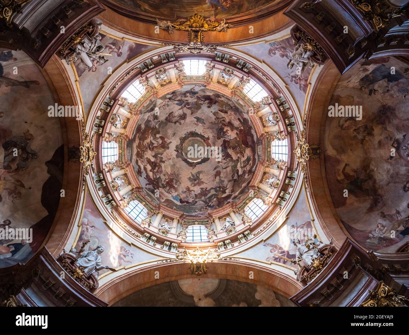 Dôme intérieur de l'église baroque Saint-Nicolas dans la petite ville ou Mala Strana de Prague, République tchèque ou Kostel Svateho Mikulase, Celebration Banque D'Images