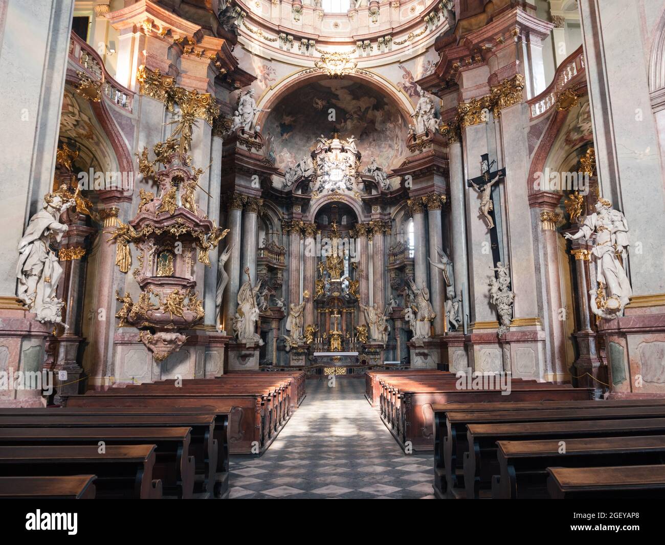 Église baroque Saint-Nicolas avec Nave et autel à Prague, République tchèque, également appelée Kostel Svateho Mikulase. Banque D'Images