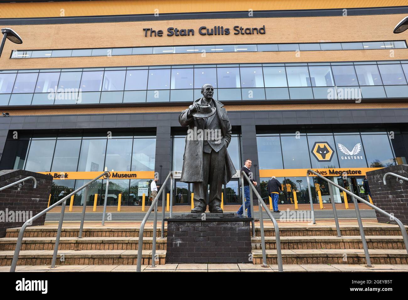 Statue et stand Stan Cullis à Molineux à Wolverhampton, Royaume-Uni, le 8/22/2021. (Photo de Mark Cosgrove/News Images/Sipa USA) Banque D'Images