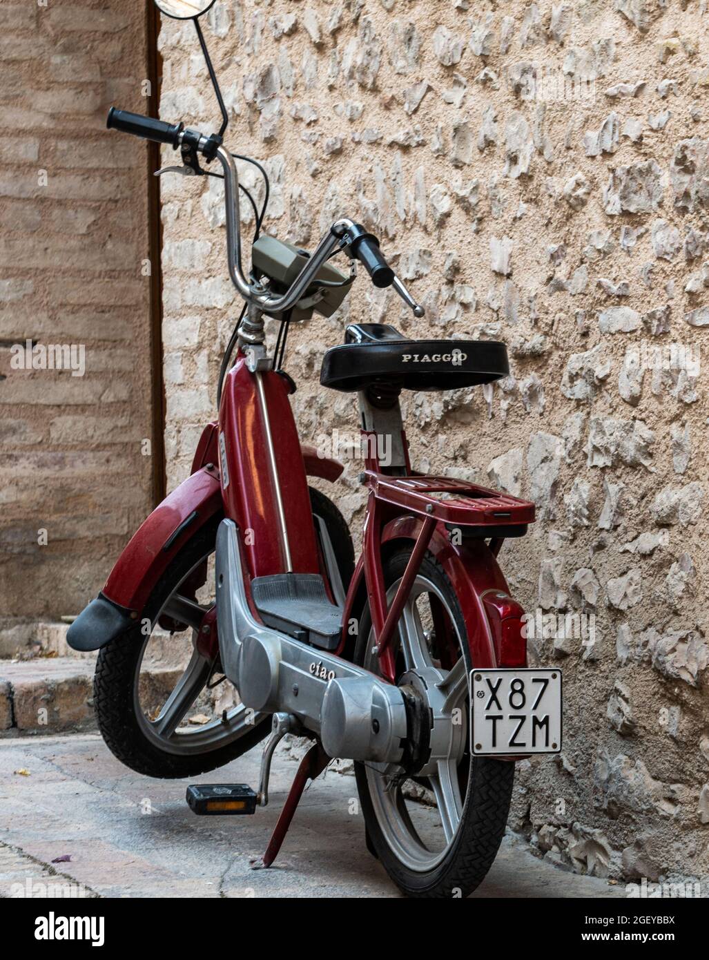 spello, italie août 21 2020:vintage piaggio scooter haute couleur rouge  Photo Stock - Alamy