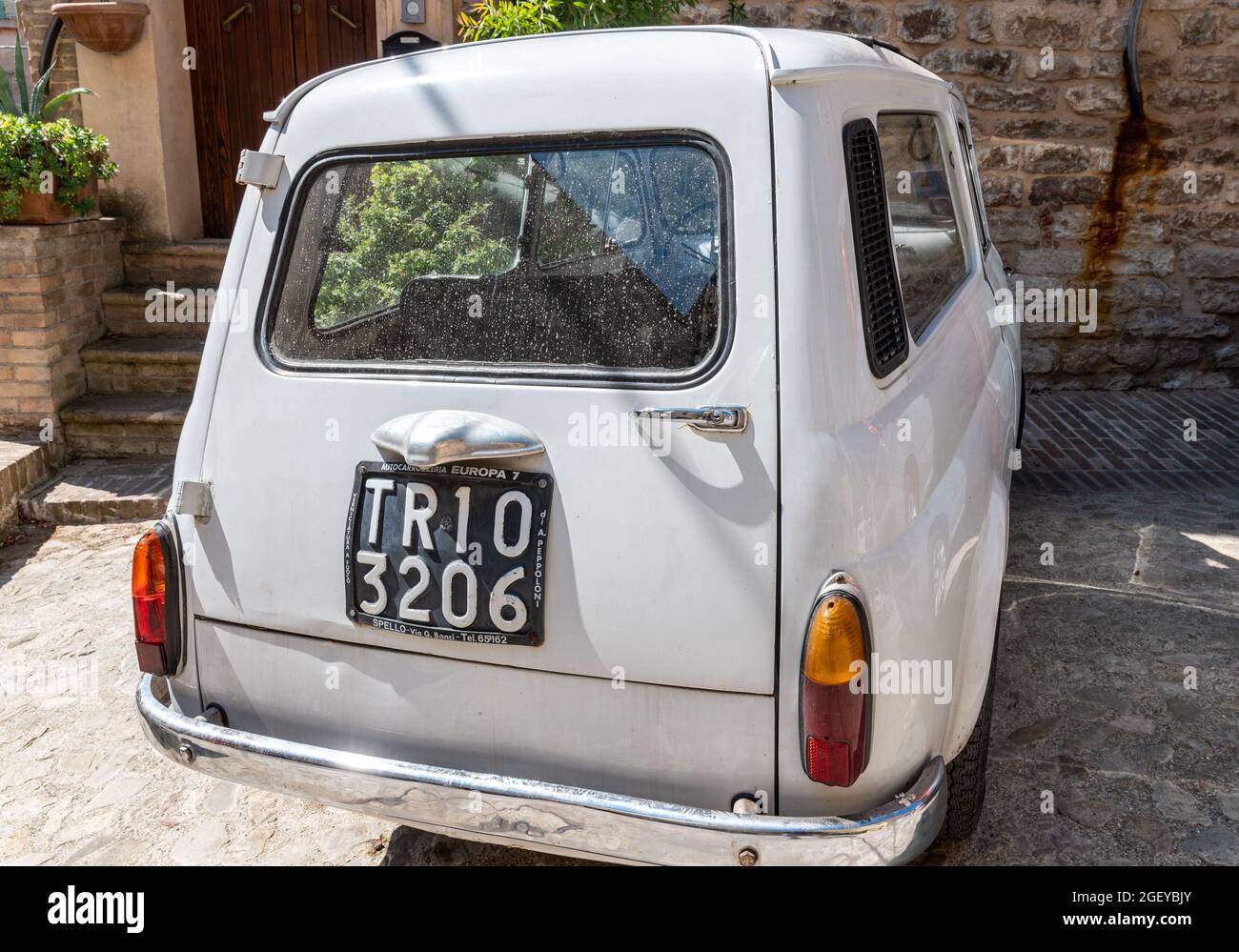 spello, italie août 21 2020:vintage blanc fiat bianchina dans spello Banque D'Images