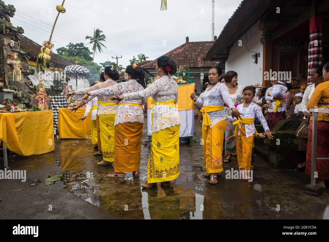 Célébration hindoue avec musique gamelan, offrandes et dancing des femmes. Bali, Indonésie. Banque D'Images