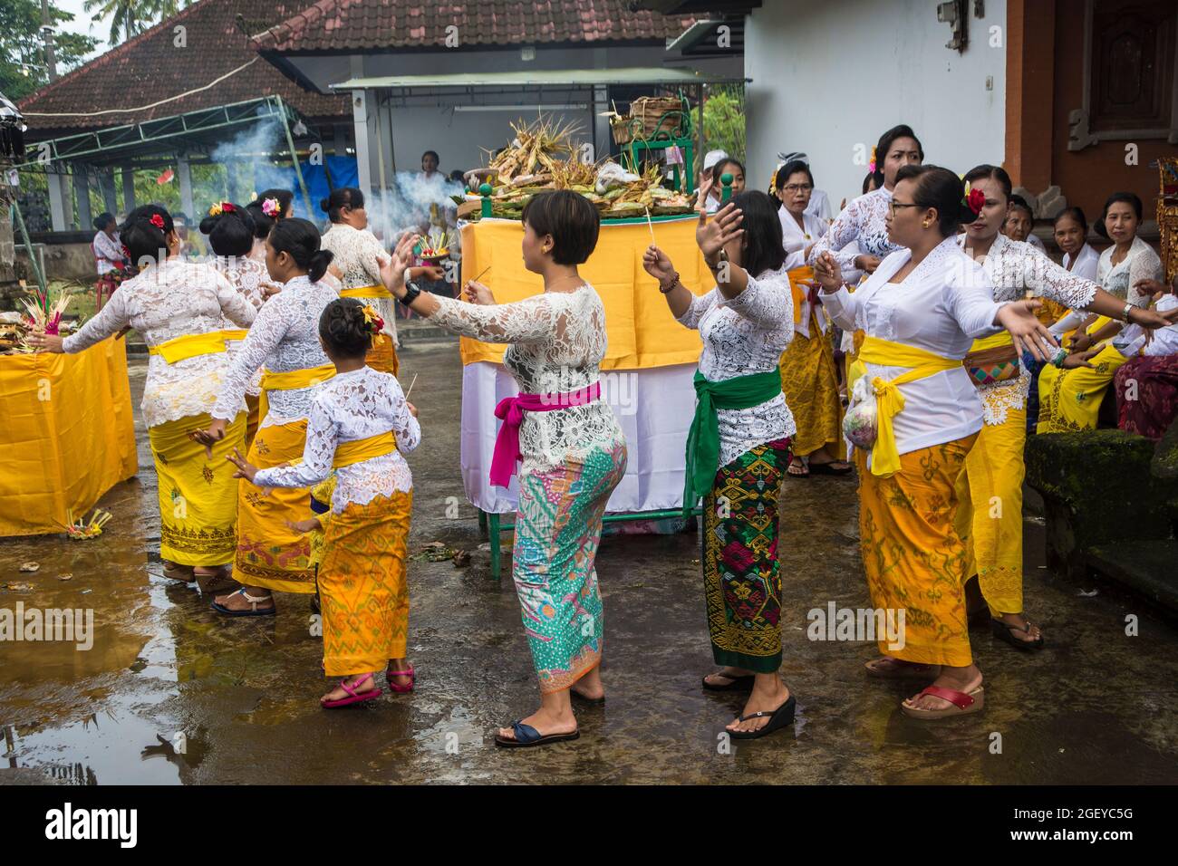 Célébration hindoue avec musique gamelan, offrandes et dancing des femmes. Bali, Indonésie. Banque D'Images