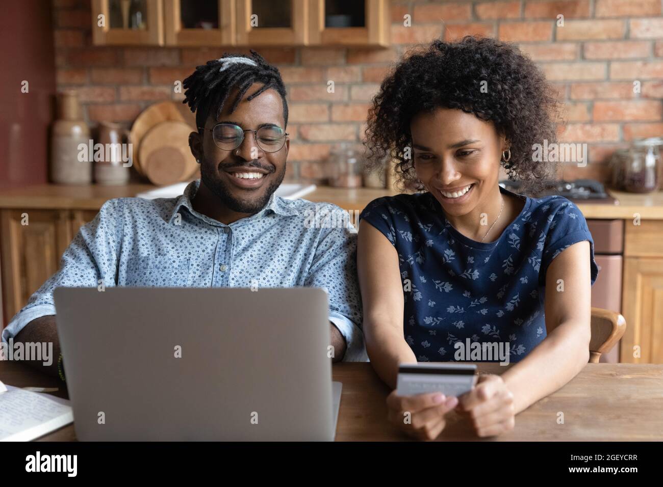 Heureux couple africain millénaire shopping sur Internet ensemble Banque D'Images