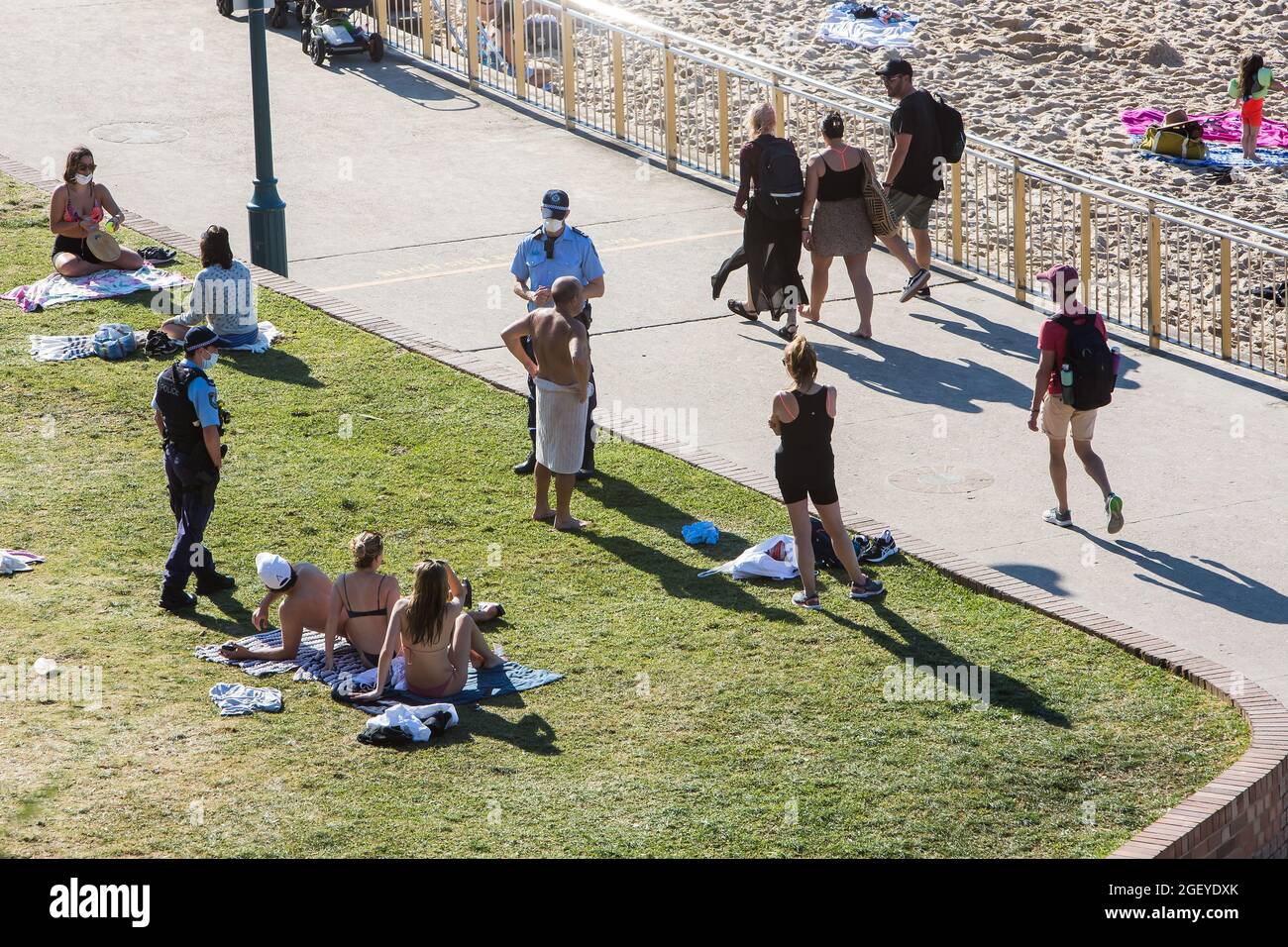 Sydney, Australie. Dimanche 22nd août 2021. La police questionnant les gens qui se détendent sur Bronte Beach alors que les températures hivernales atteignent 25 degrés centigrades. Le lockdown de Sydney a été prolongé dans le grand Sydney jusqu'à 30 septembre, alors que le nombre de cas de déformation delta COVID-19 continue d'augmenter. Les masques faciaux sont désormais obligatoires à l'extérieur dans toute la Nouvelle-Galles du Sud, sauf s'ils font Crédit : Paul Lovelace/Alamy Live News Banque D'Images