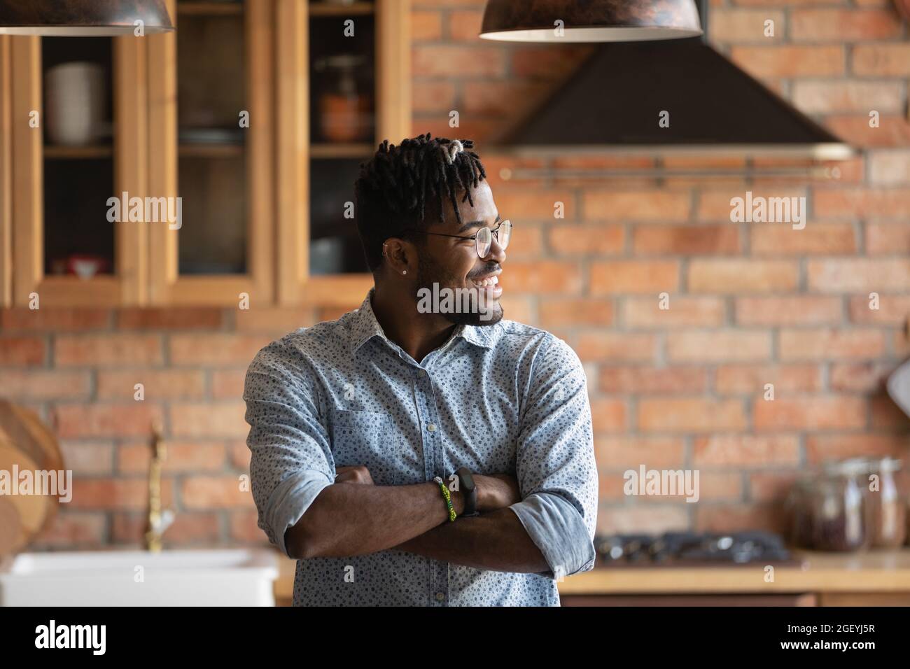 Joyeux homme du millénaire afro-américain attentionné qui apprécie d'être à la maison Banque D'Images