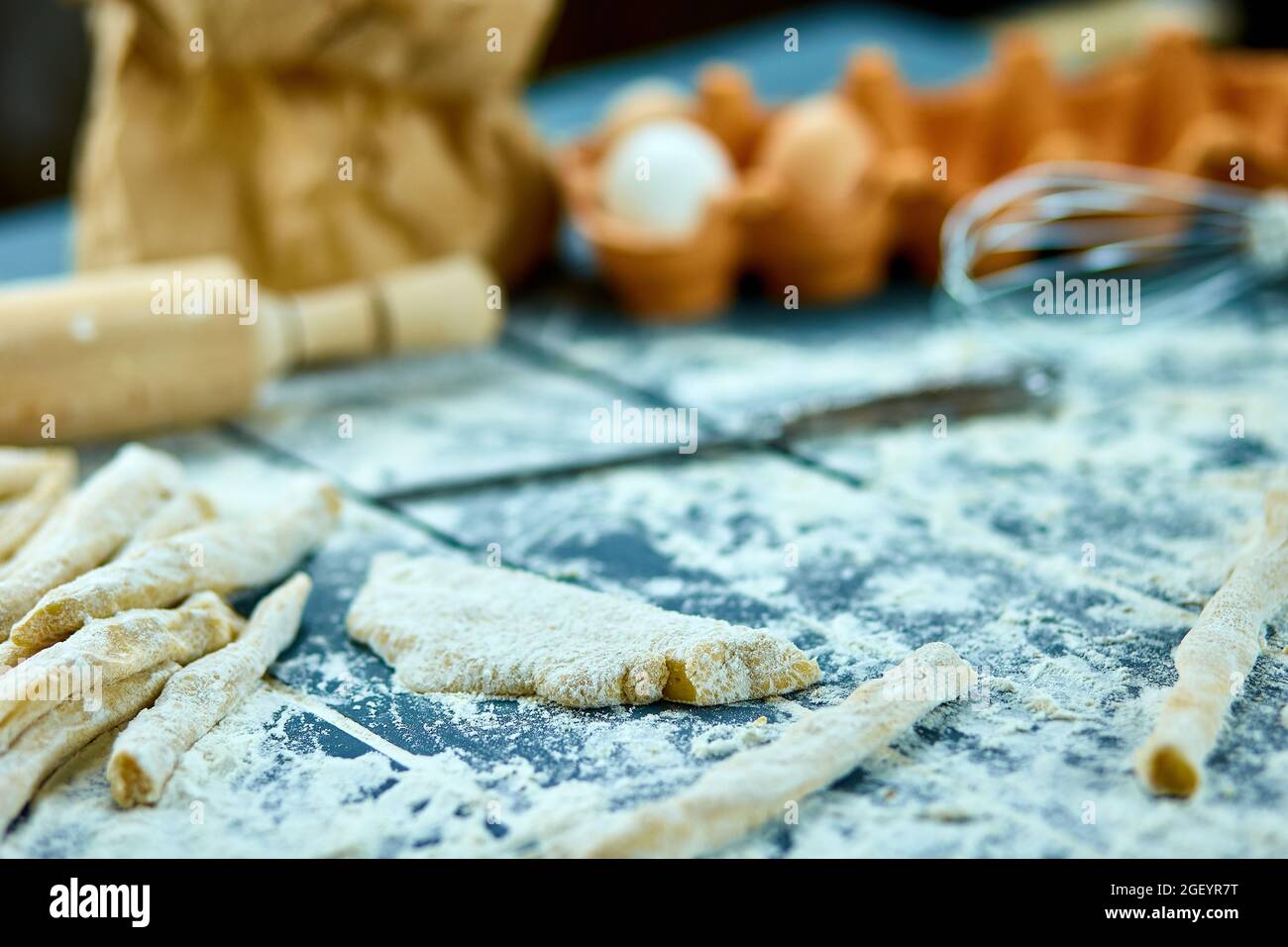 Libre ce qui rend les pâtes faites maison. Pâte fraîche pour les pâtes  traditionnelles italiennes à mince ruban. Recette de la cuisine italienne.  Une cuisine maison Photo Stock - Alamy