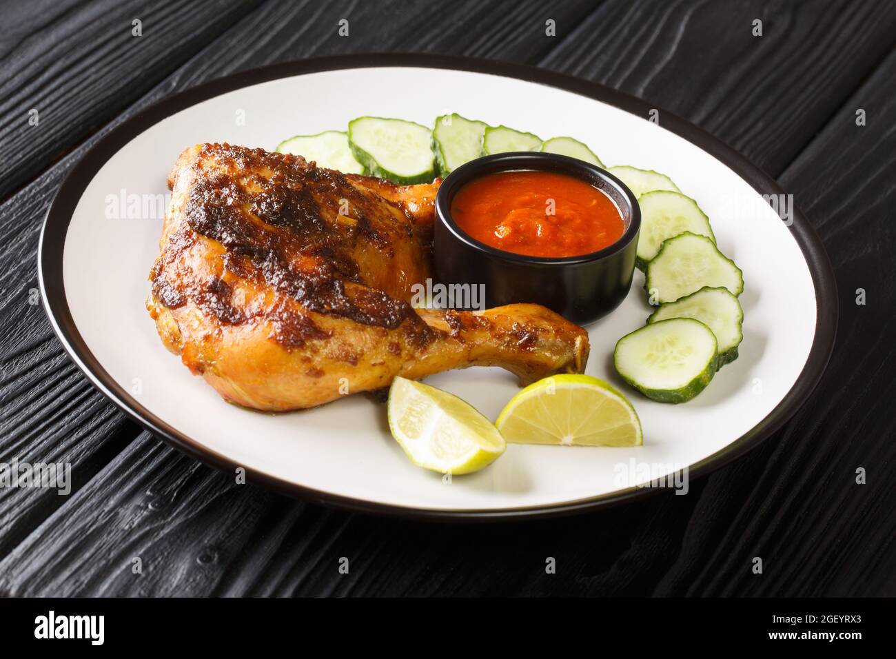 Ayam Bakar poulet grillé indonésien dans l'assiette sur la table. Horizontale Banque D'Images