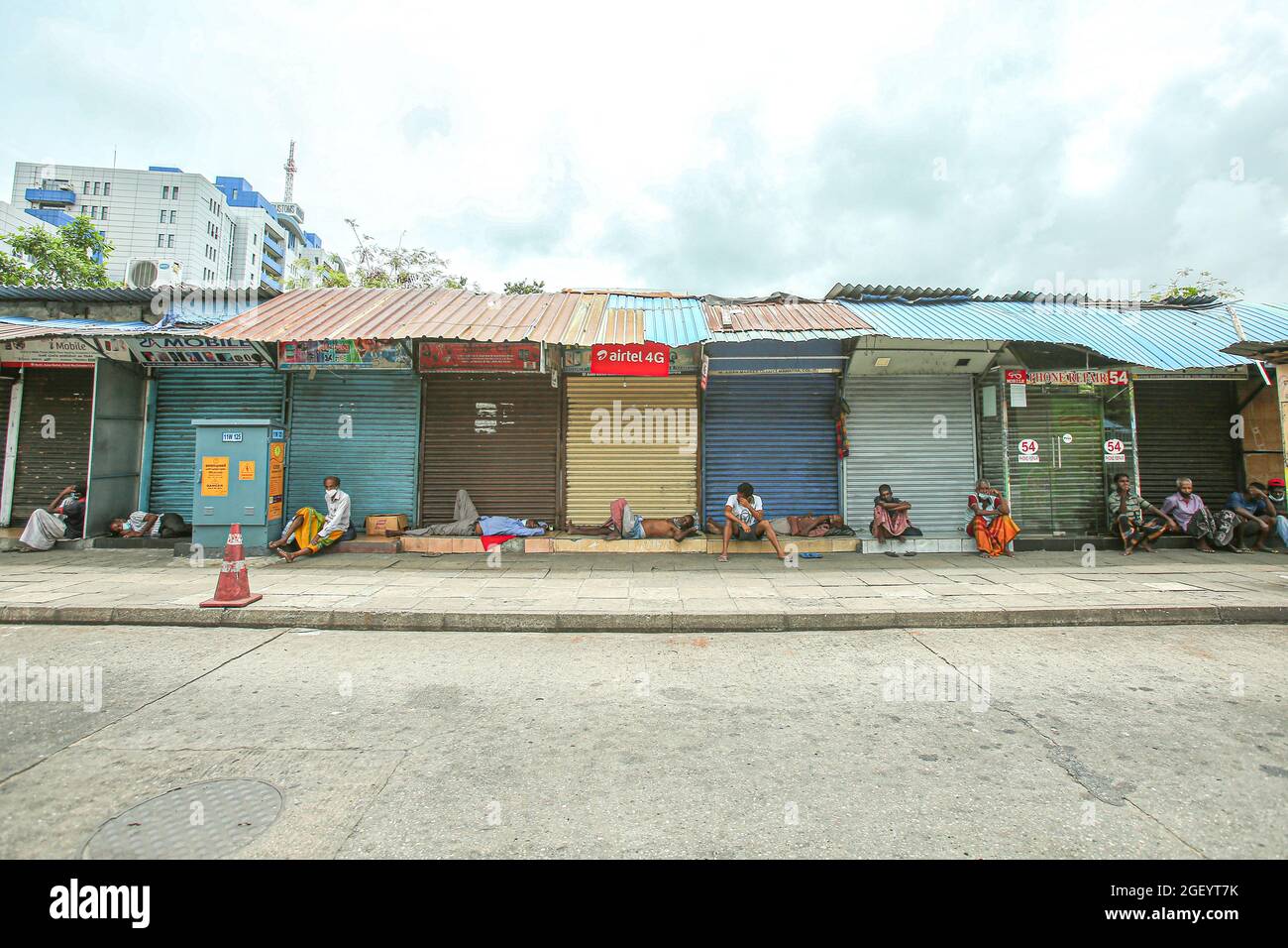 Des hommes sans-abri se réfugient devant les boutiques fermées de Colombo, au Sri Lanka, lors d'un confinement à l'échelle du pays en raison de la propagation de Covid-19 le dimanche 22 août 2021. (Photo de Saman Abesiriwardana/Pacific Press/Sipa USA) Banque D'Images